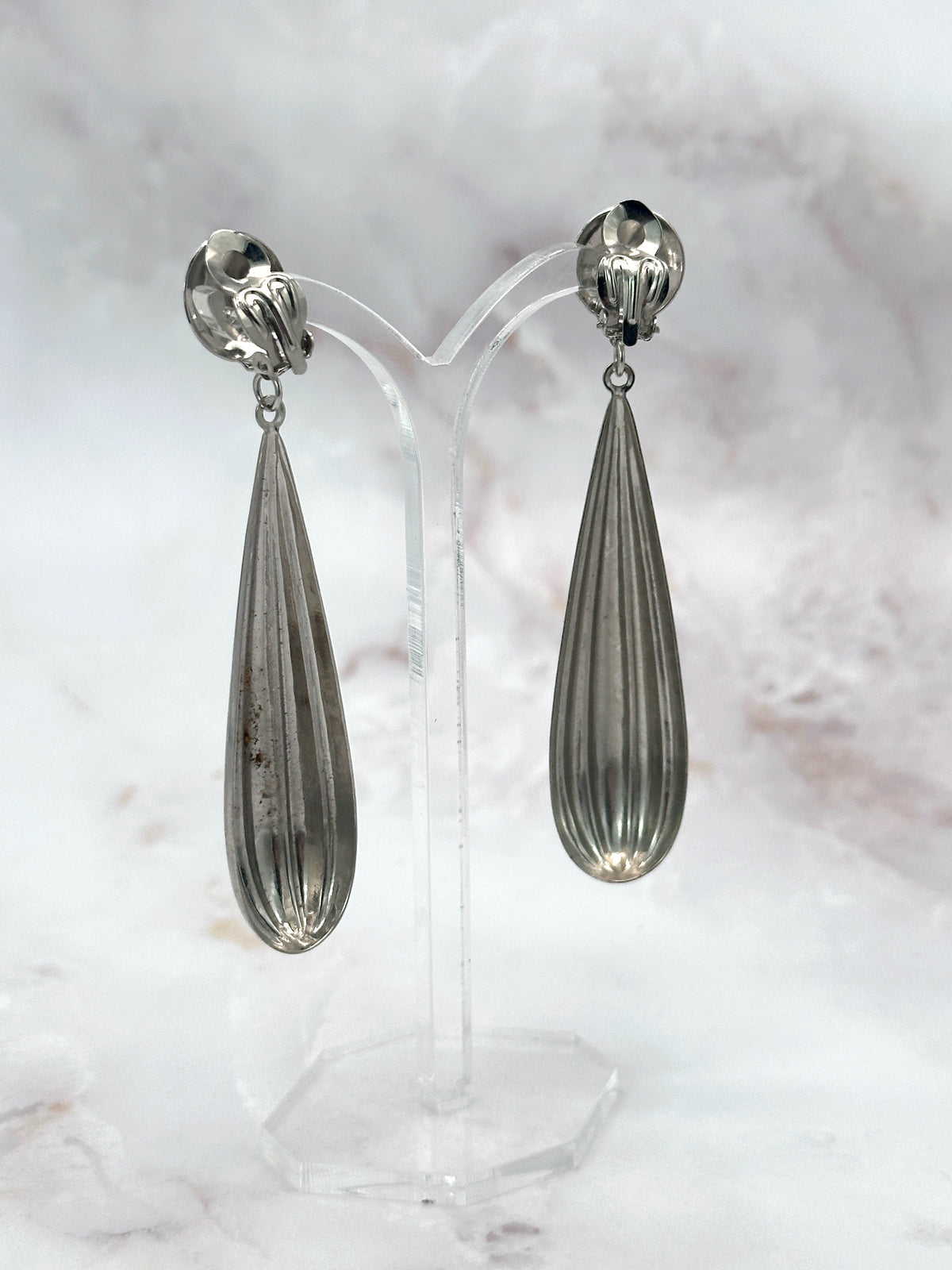 Lange Ohrclips aus silberfarbenem Metall mit gerillter Tropfenform