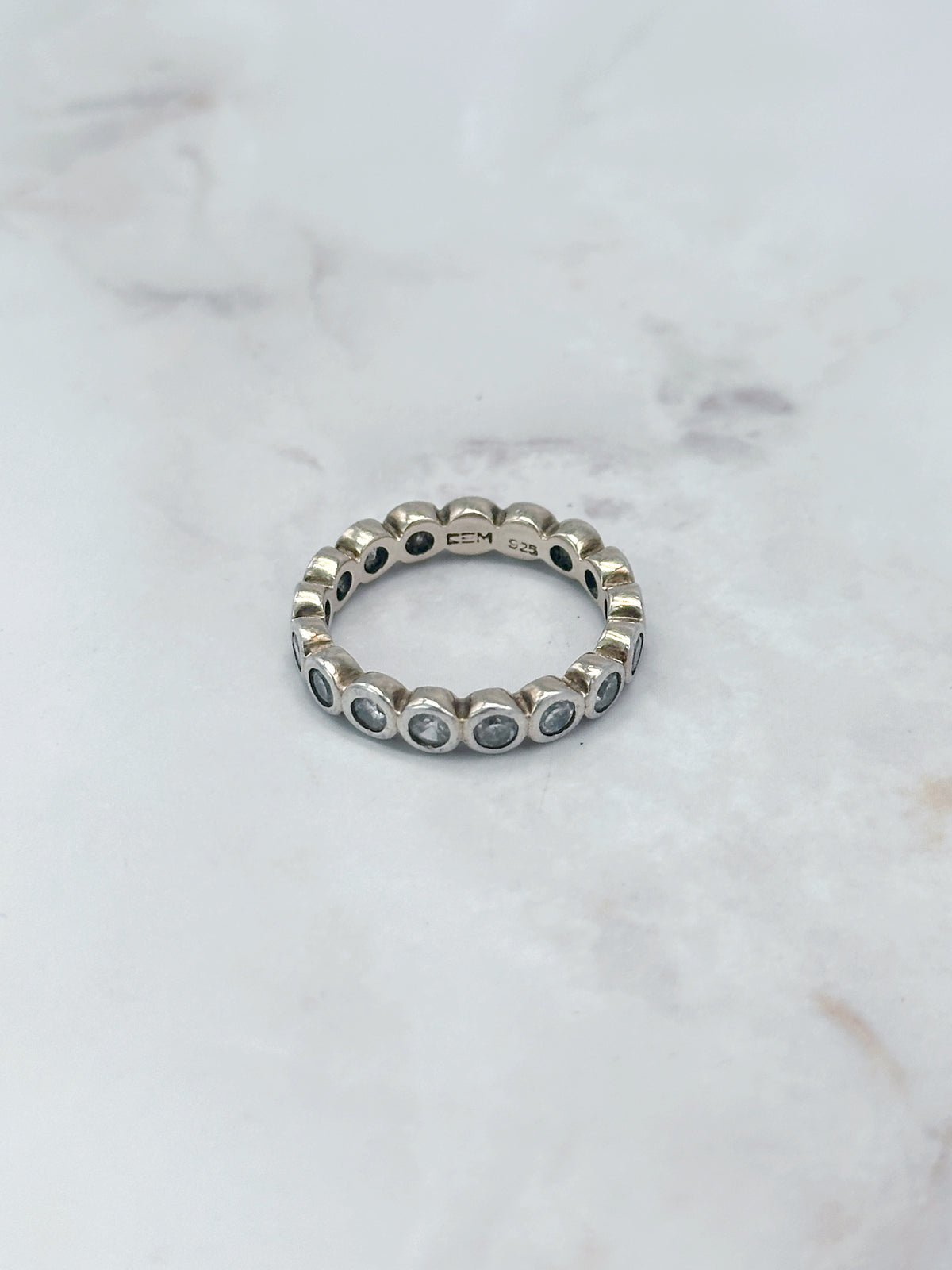 Vergoldeter Eternity Ring aus 925 Silber mit Zirkonia