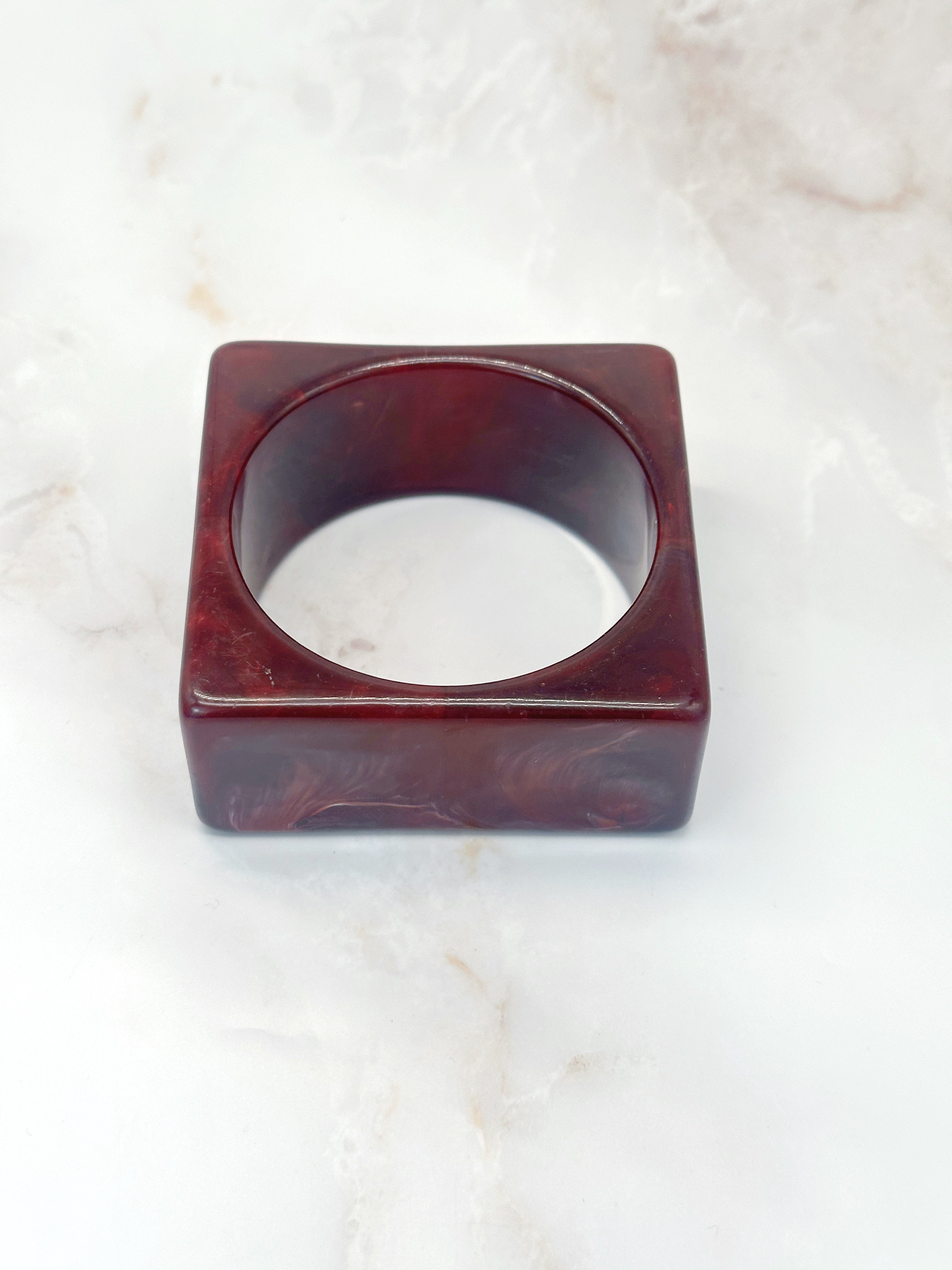 Eckiger Vintage Armreif aus Resin in Grün oder Weinrot