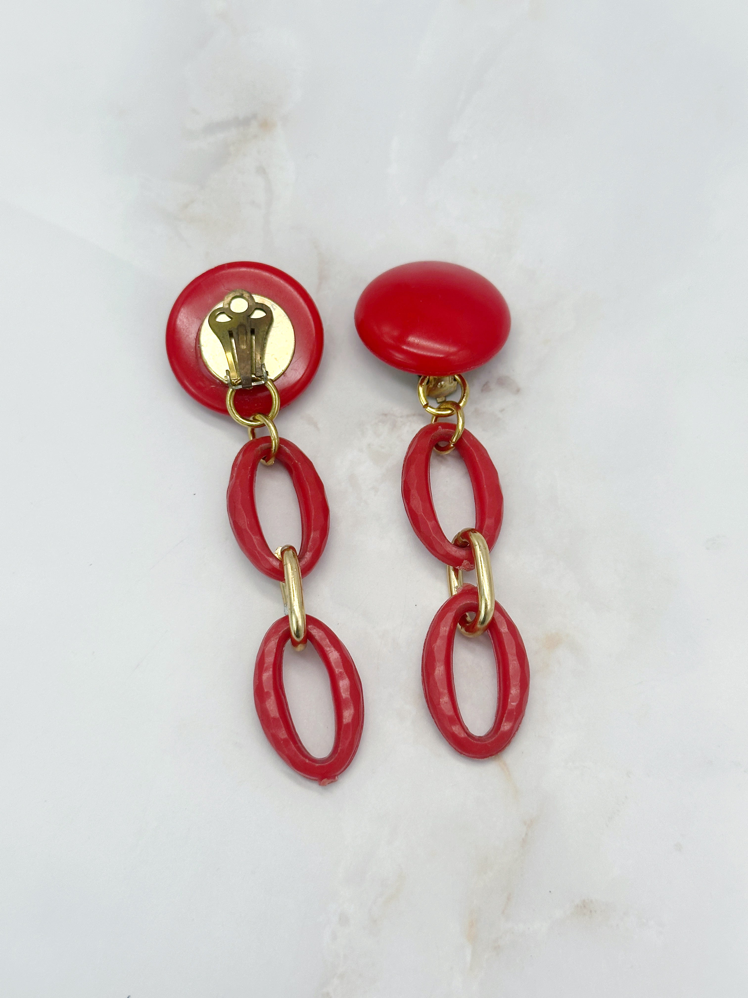 Vintage Ohrclips mit rotem Kunststoff und vergoldetem Detail