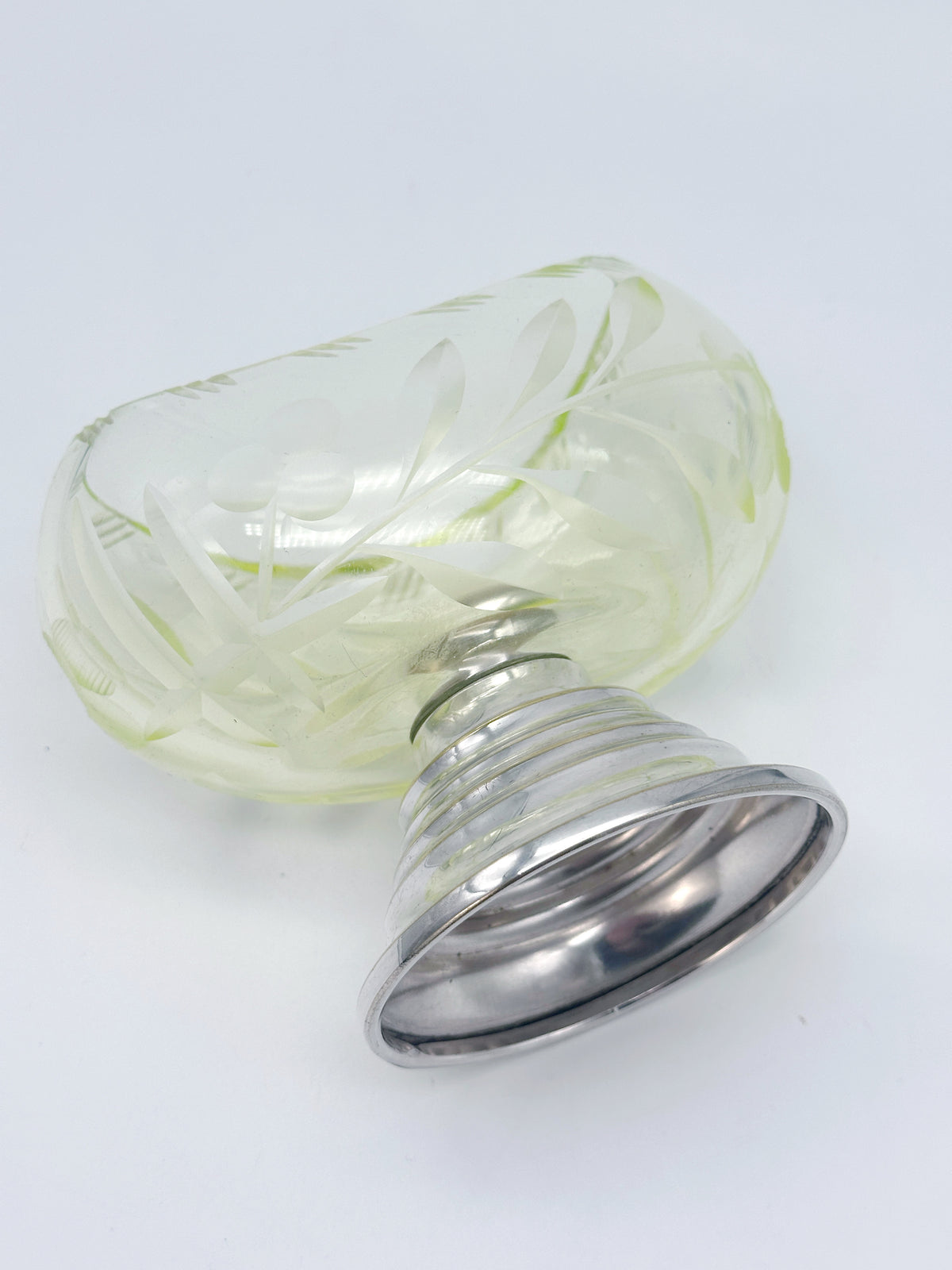 Art Déco Fußschale aus geätztem Glas mit versilbertem Fuß