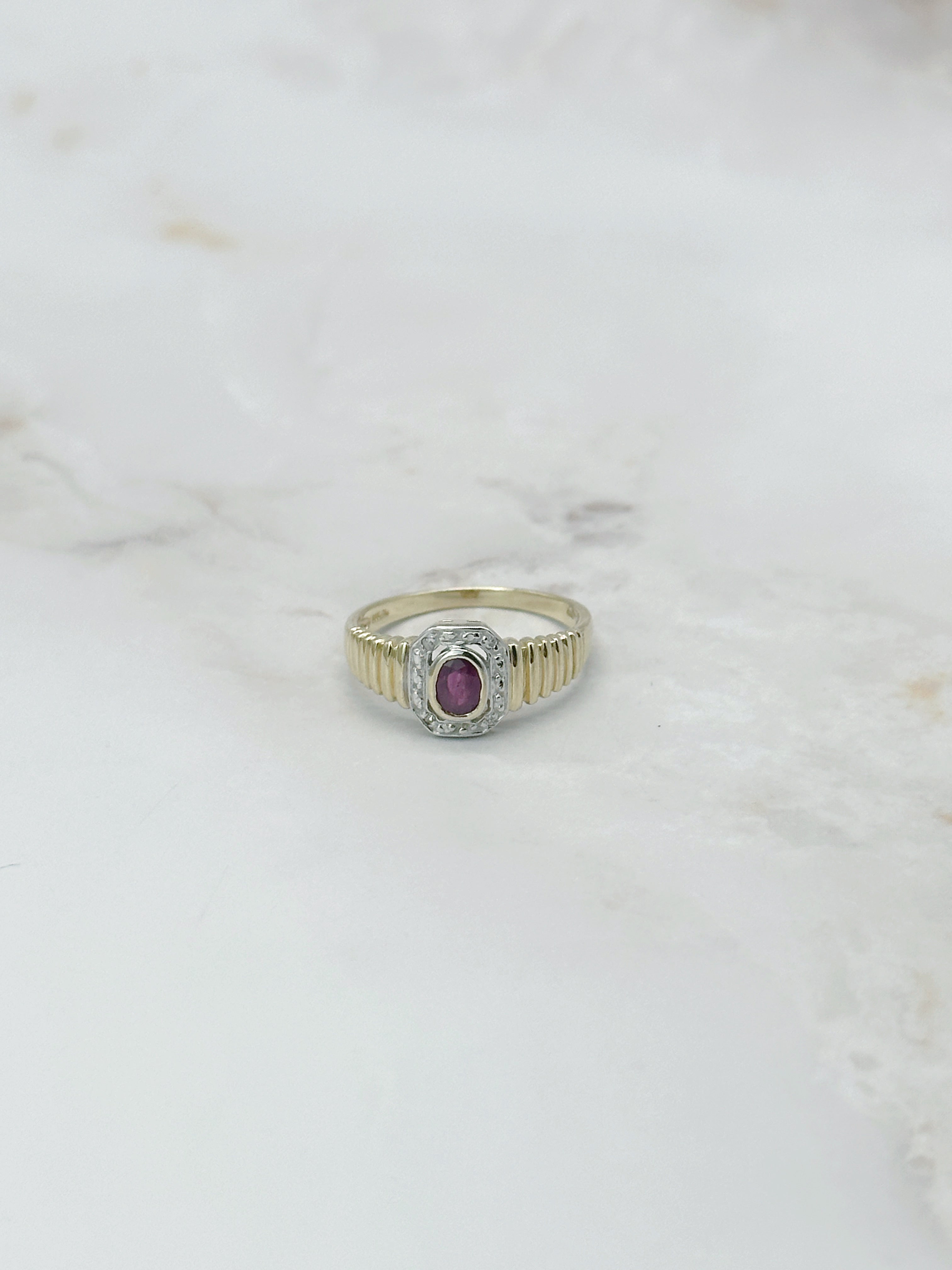 Vintage Ring in 585 Gelbgold mit ovalem Rubin und Diamanten
