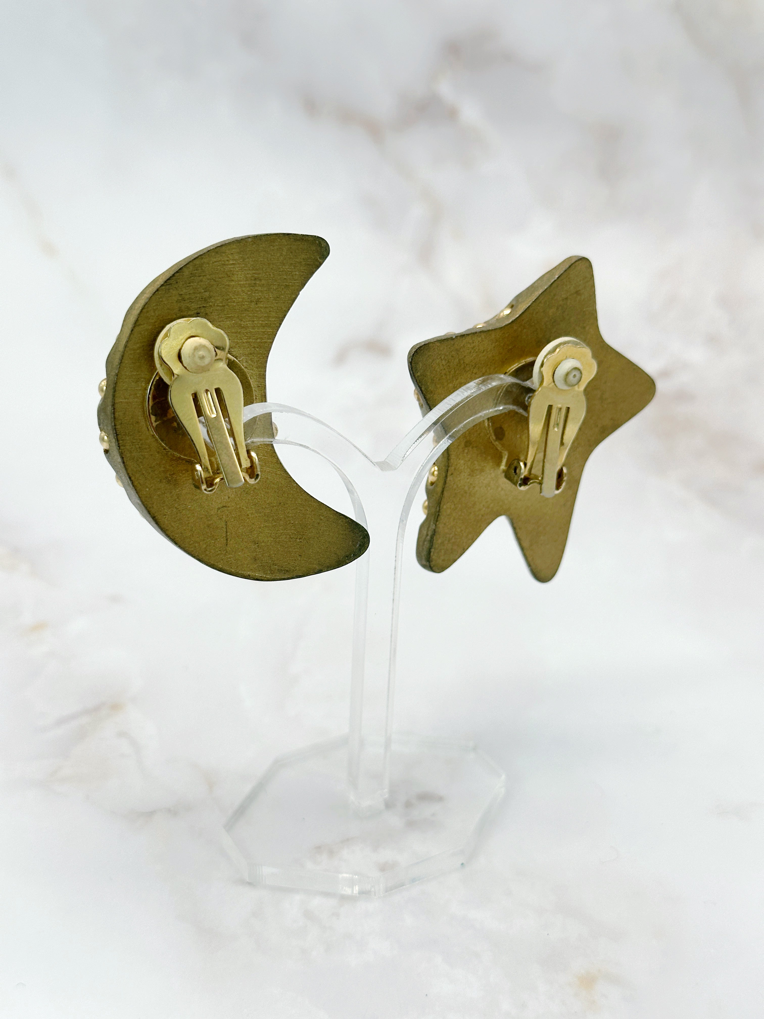 Asymmetrische Vintage Statement Ohrclips Mond & Stern aus goldenem Holz