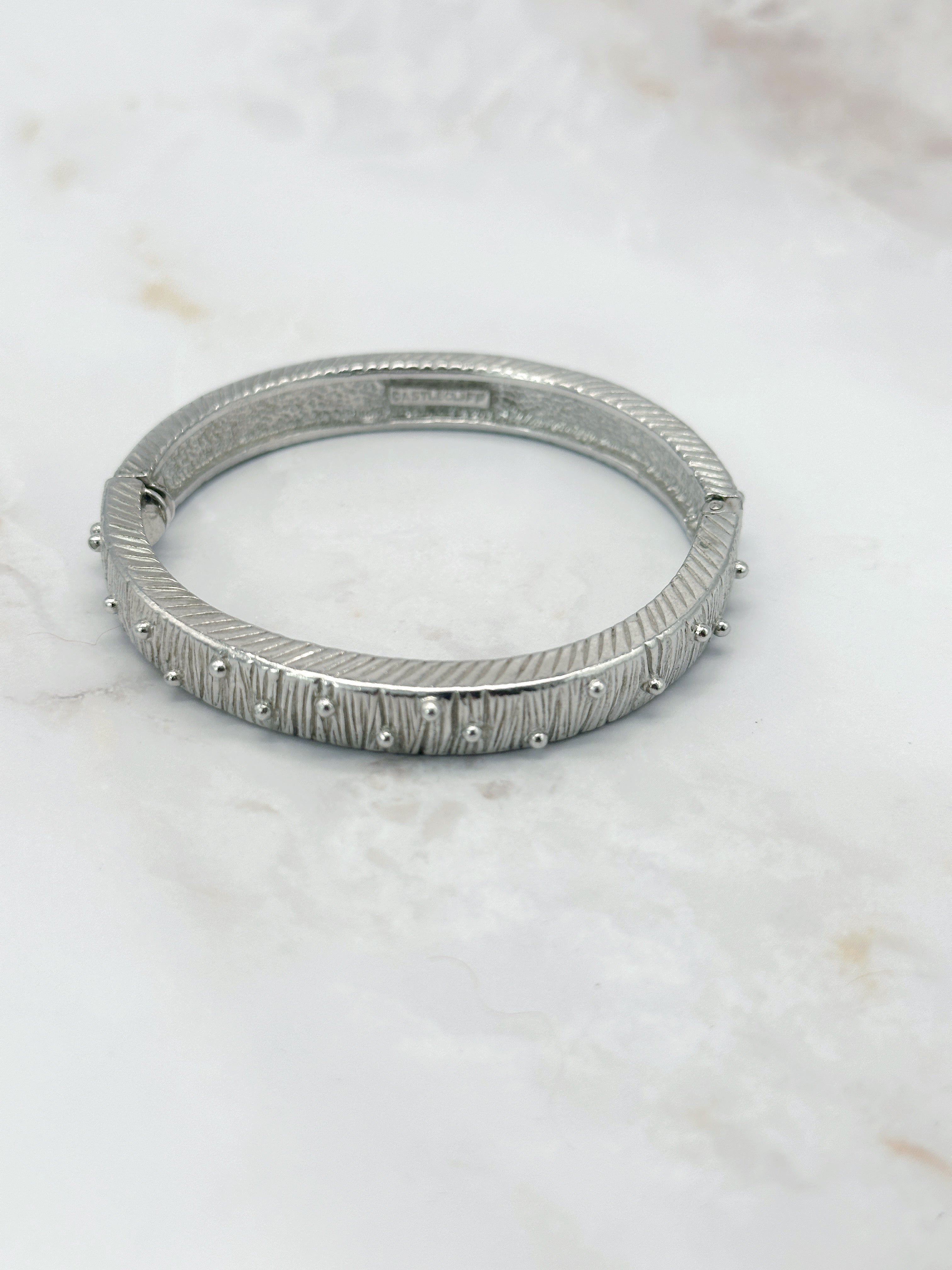 Klappbare Vintage Armspange in Silberoptik mit Nieten-Besatz