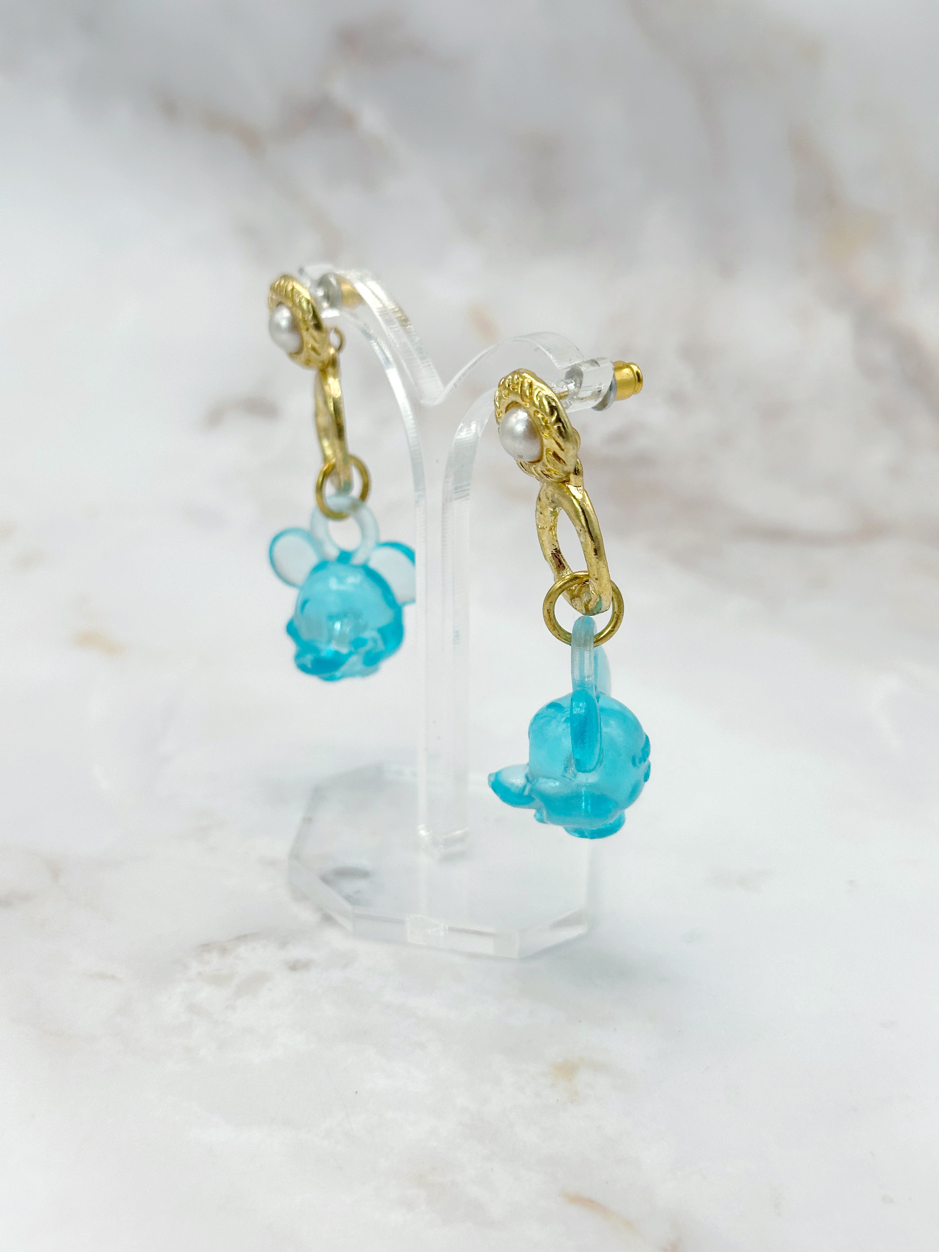 Vergoldete Ohrstecker mit Perlenoberteil und blauem Mickey-Mouse-Motiv