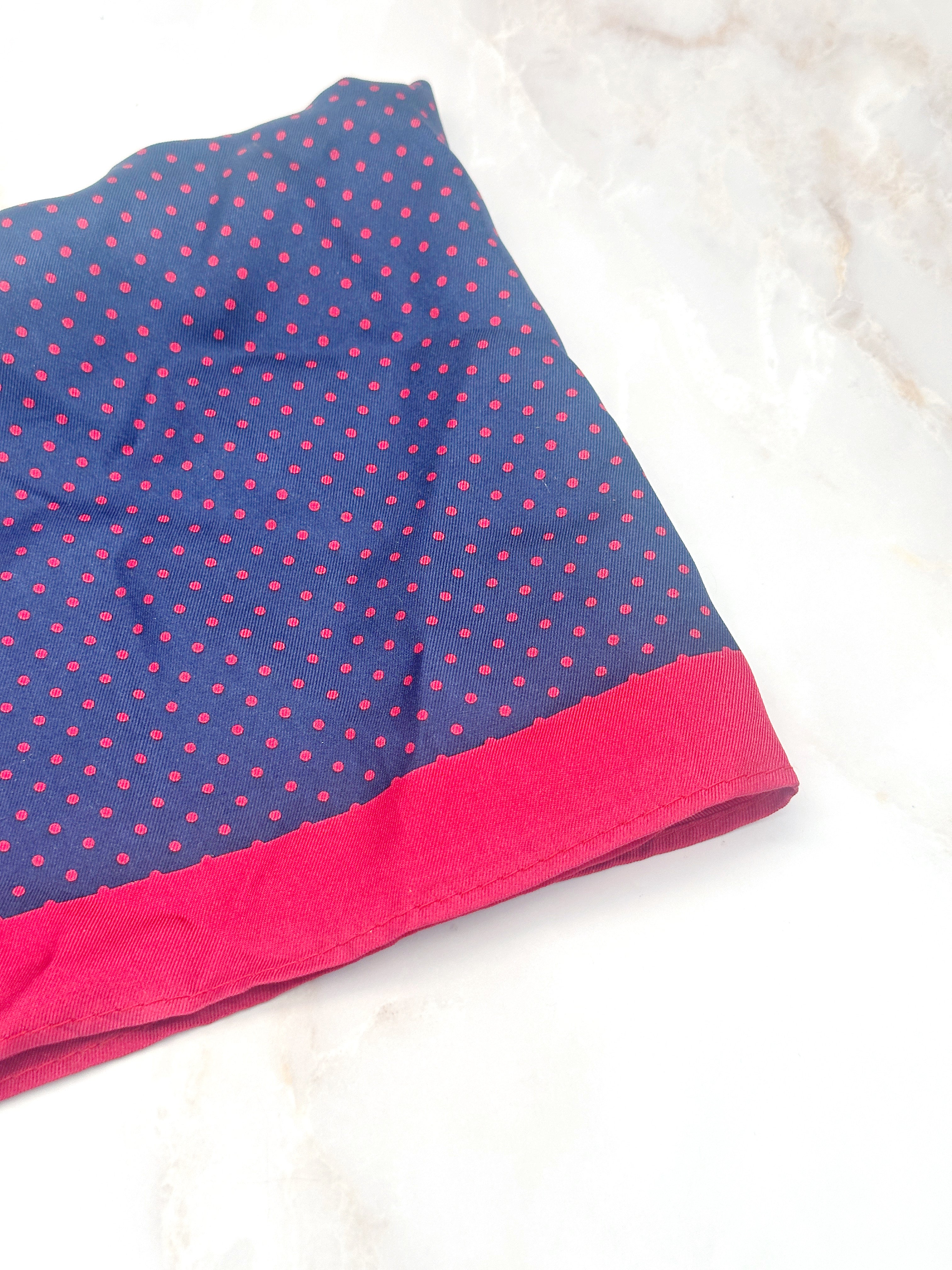Einstecktuch mit Punkten in Rot und Blau