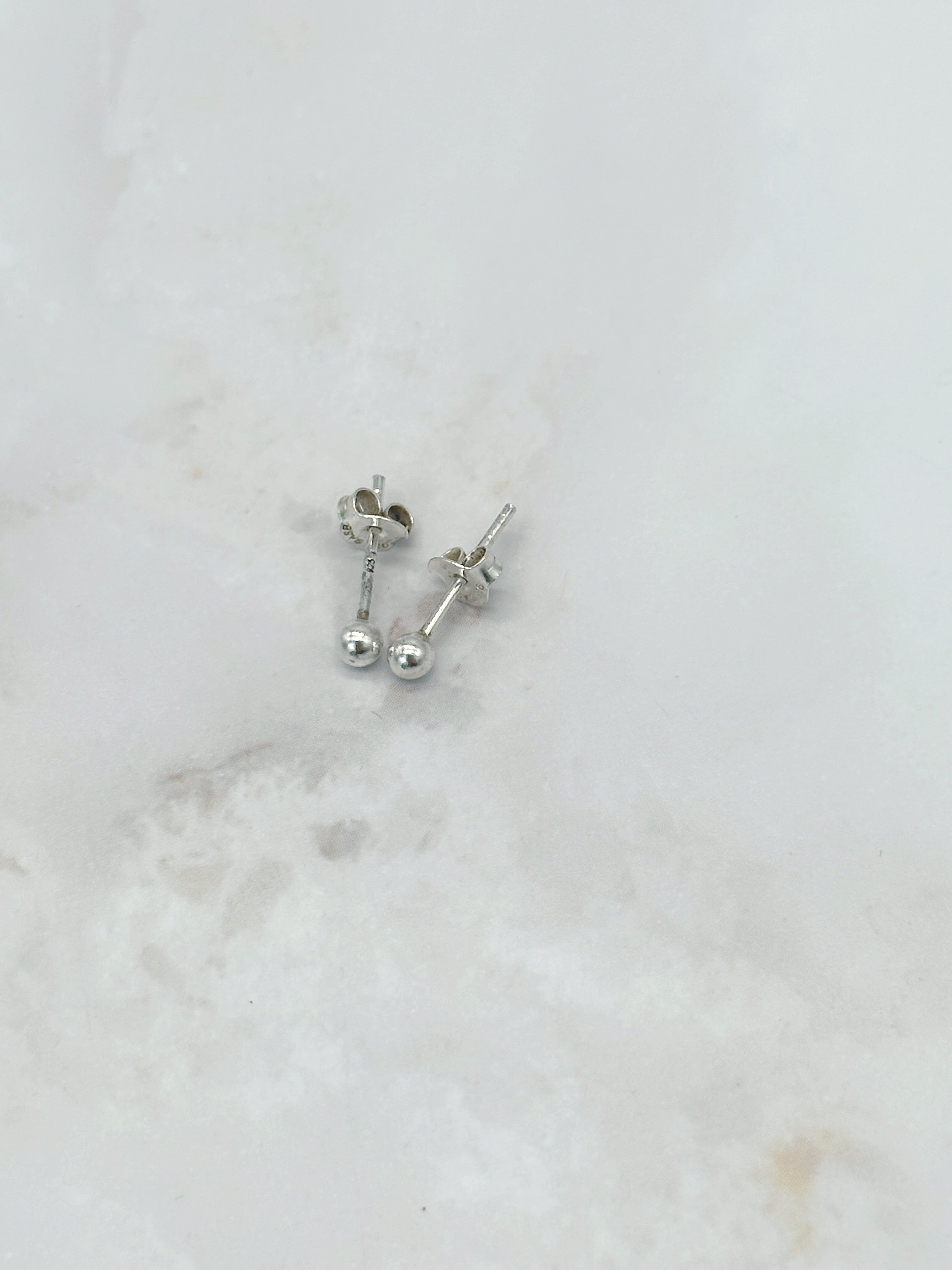 Minimalistische Vintage Silber-Ohrstecker in Punktform