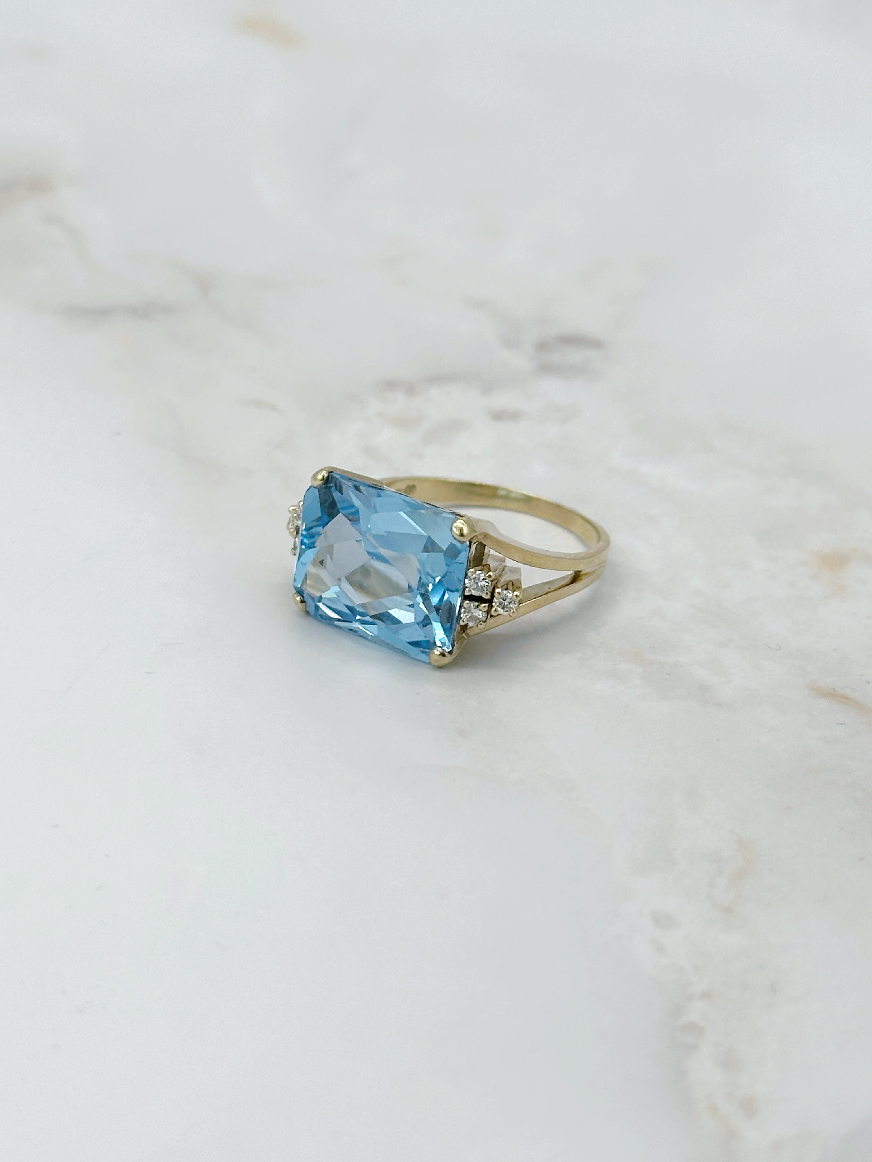 Vintage Ring in 585 Gelbgold mit synthetischem Spinell und Brillanten