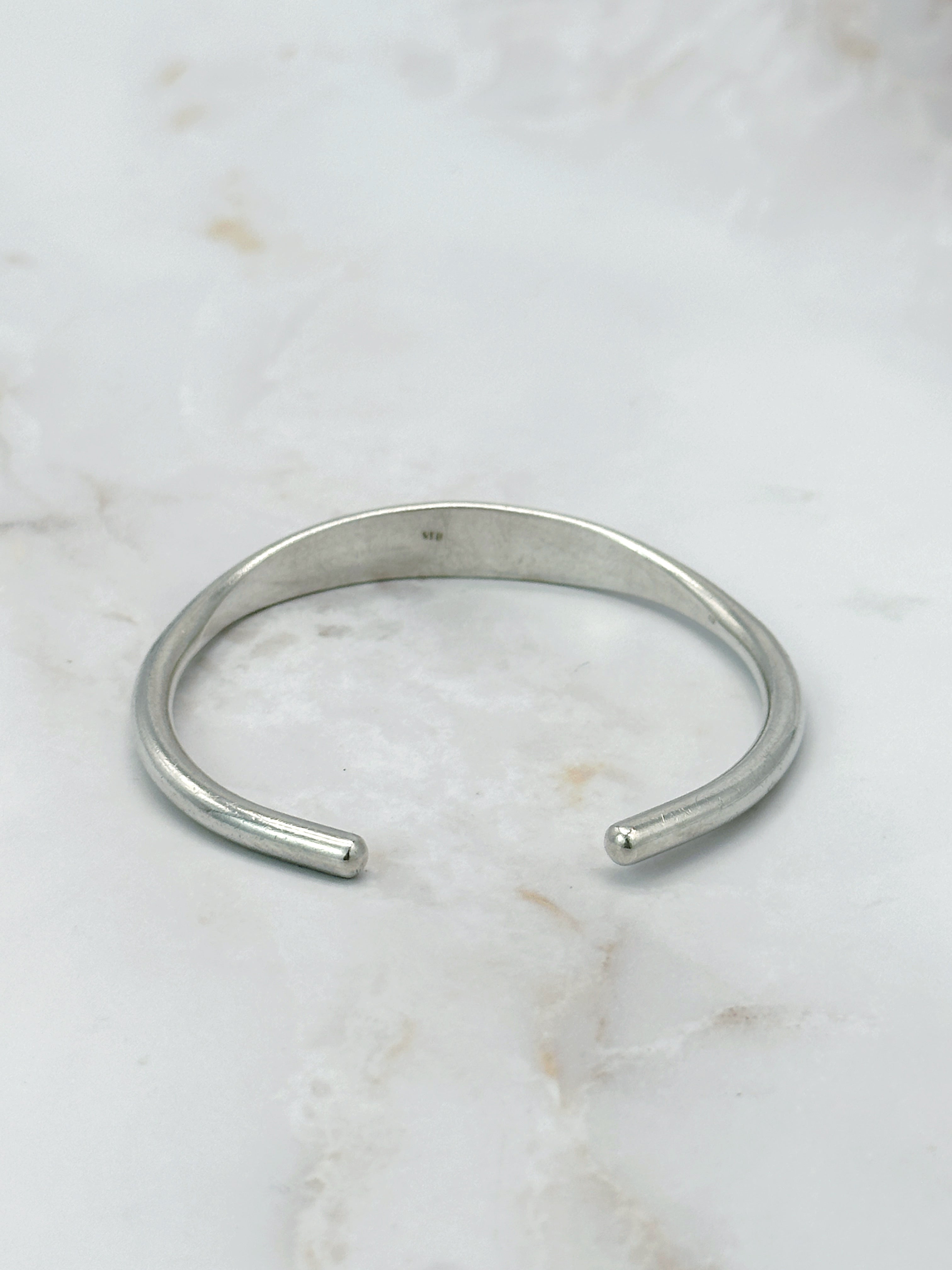 Elegant bangle in 835 silver with a clear design