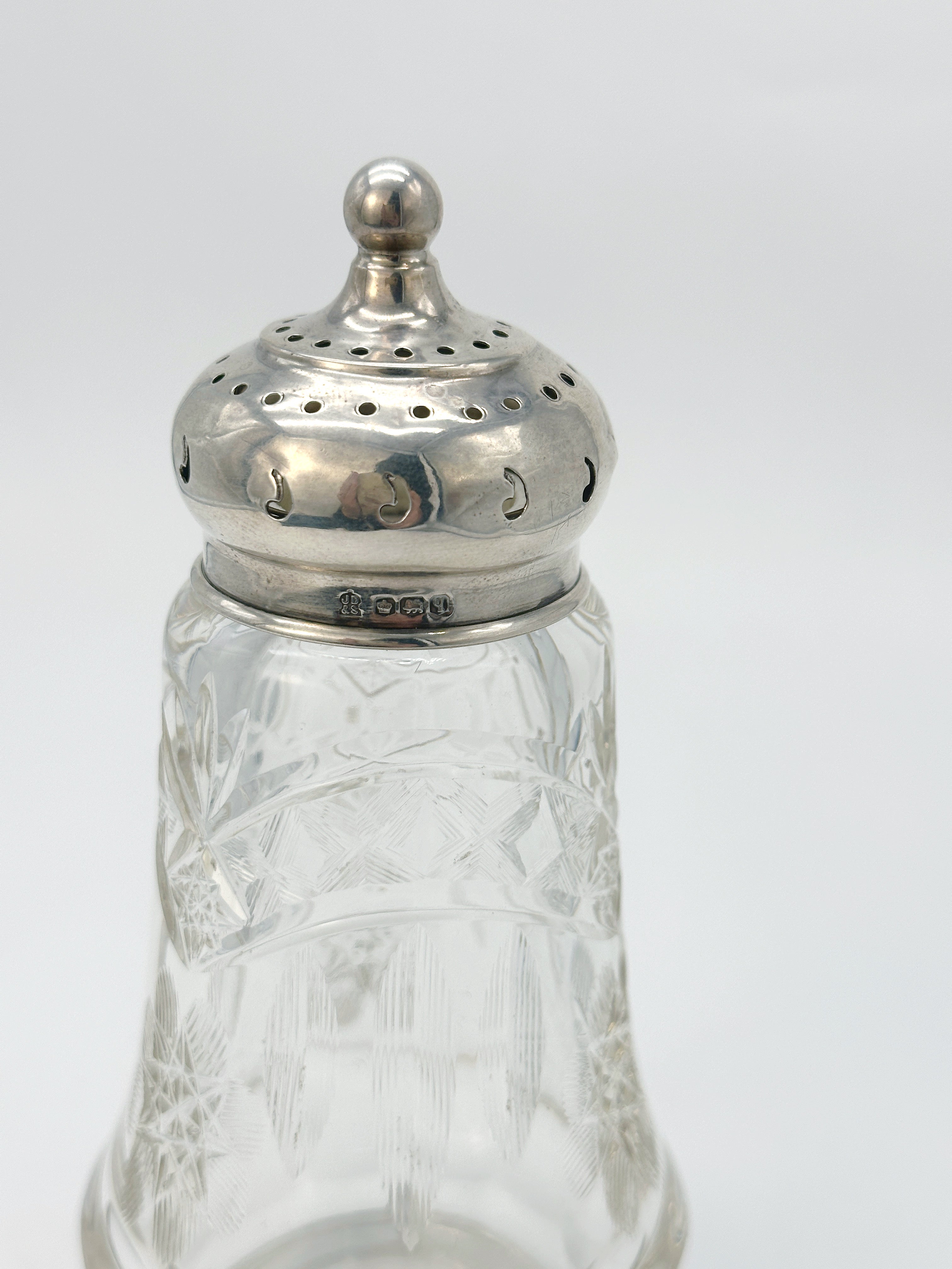 Antiker Zuckerstreuer aus England, Silber & Glas, um 1933