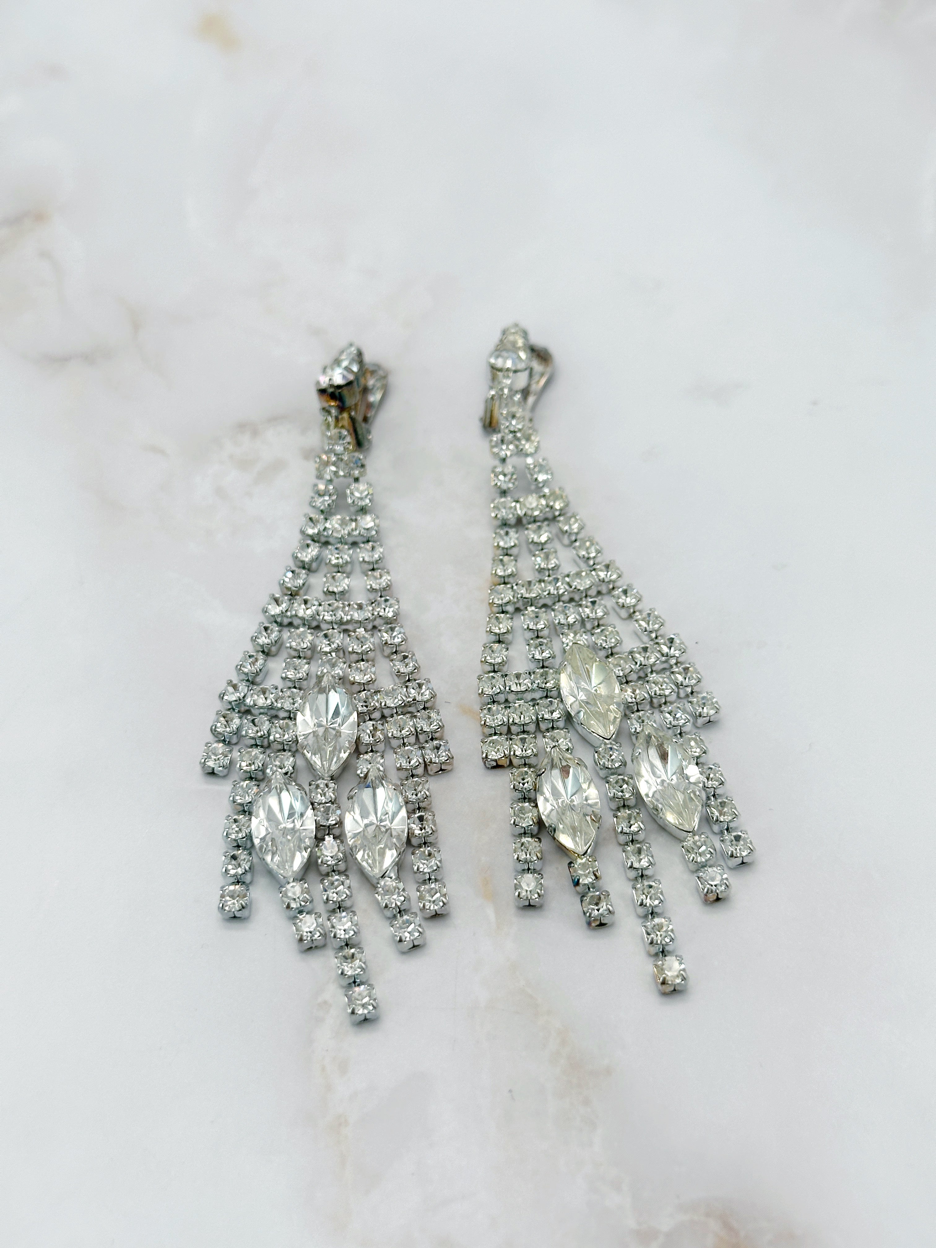 Lange Strass Ohrclips mit Navetten und Tassel-Detail