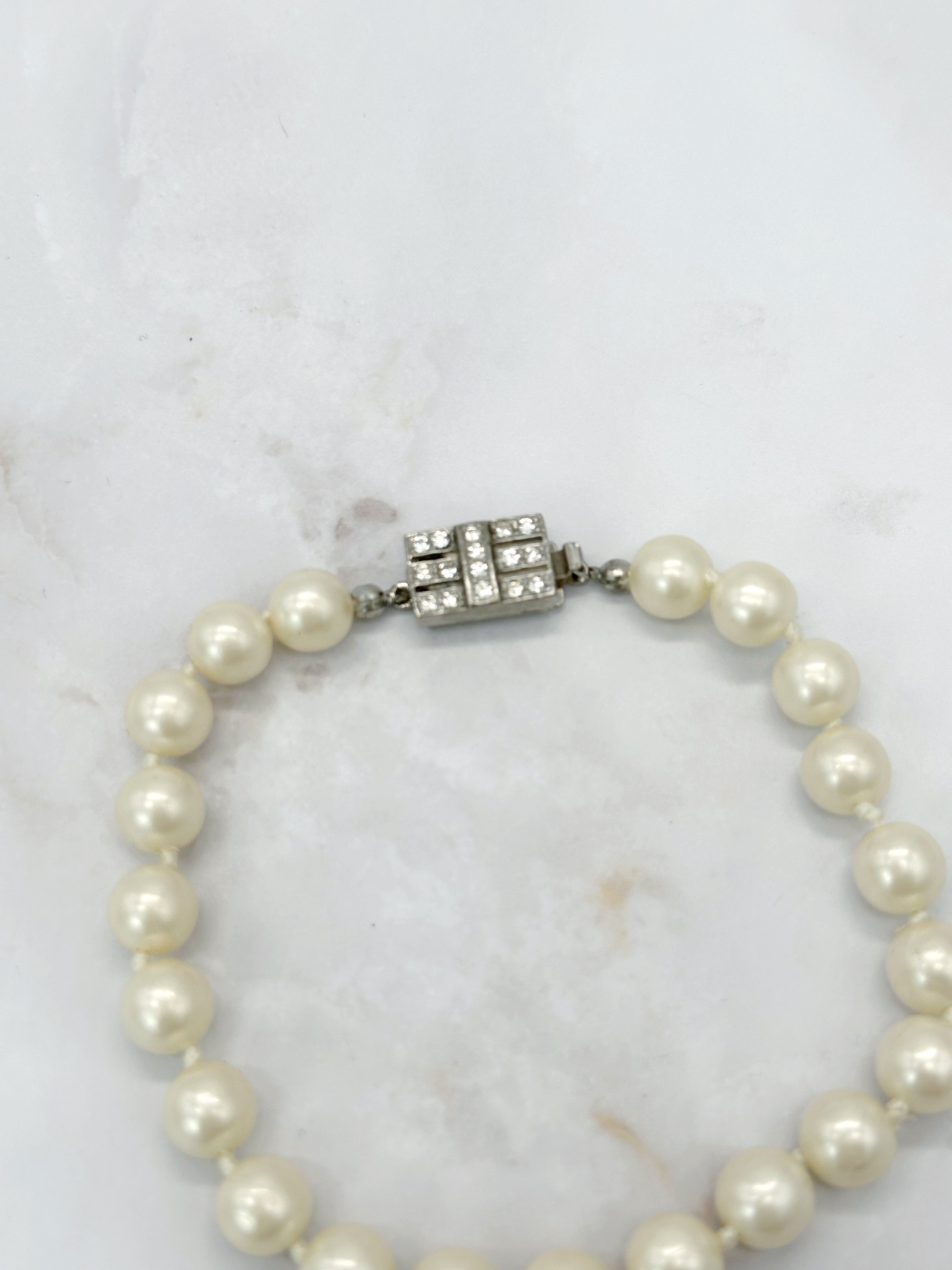 Armband mit Perlenimitationen aus Japan und Strass-Schließe