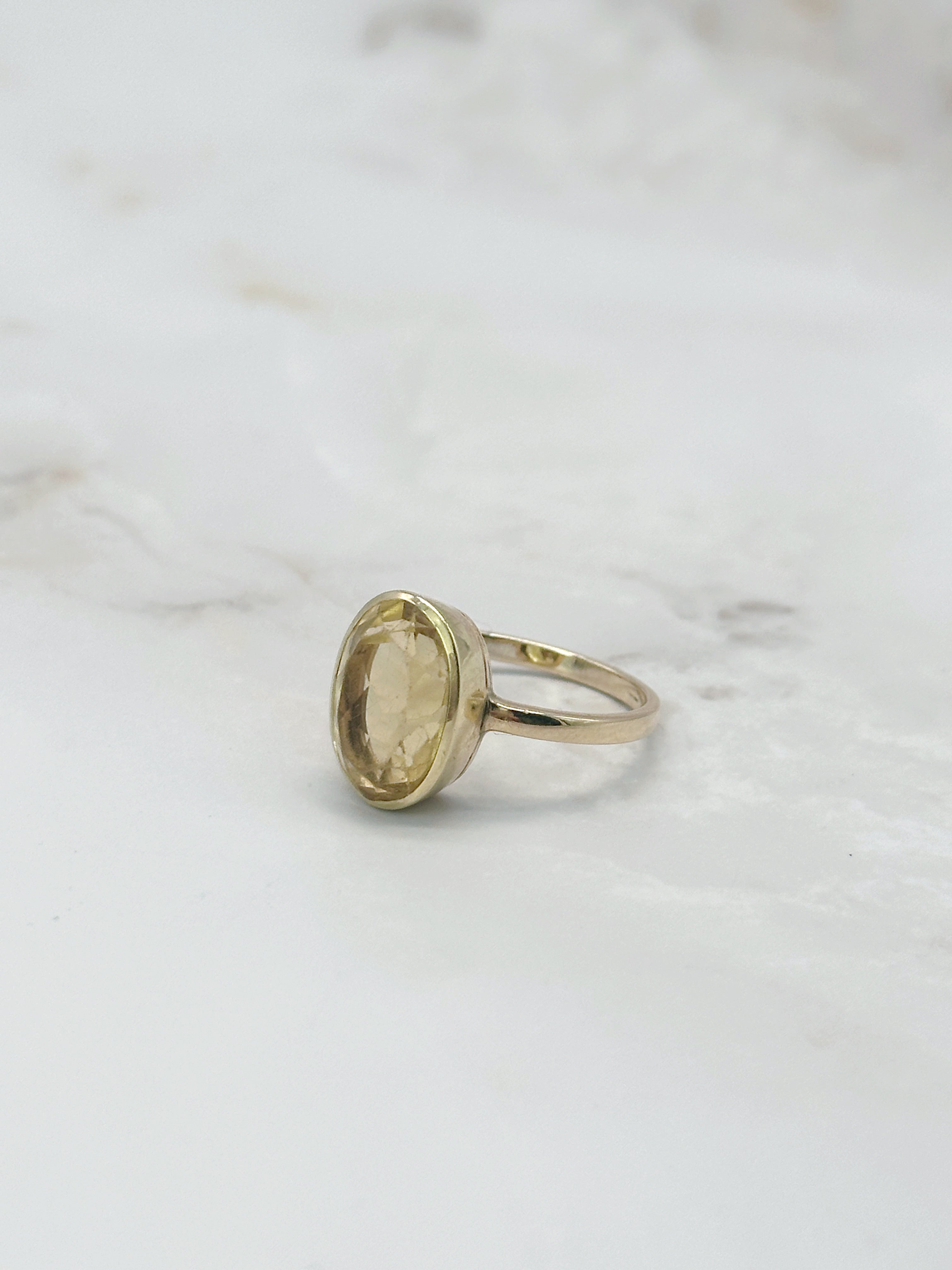 Klassischer Ring aus 585 Gelbgold mit strahlendem Citrin