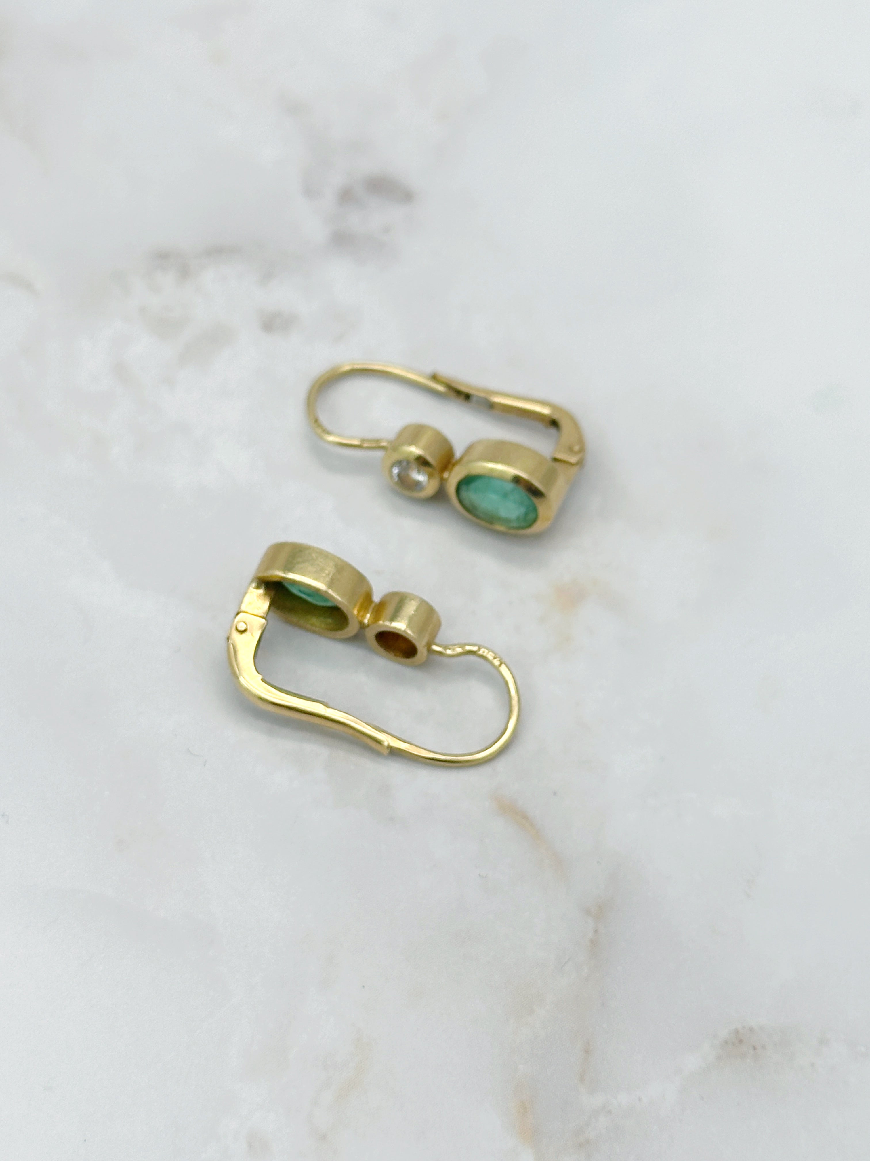 Zeitlose Ohrgehänge mit Smaragden und Diamanten in 750 Gelbgold