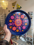 Rundes Vintage Metalltablett im Flower Power Design