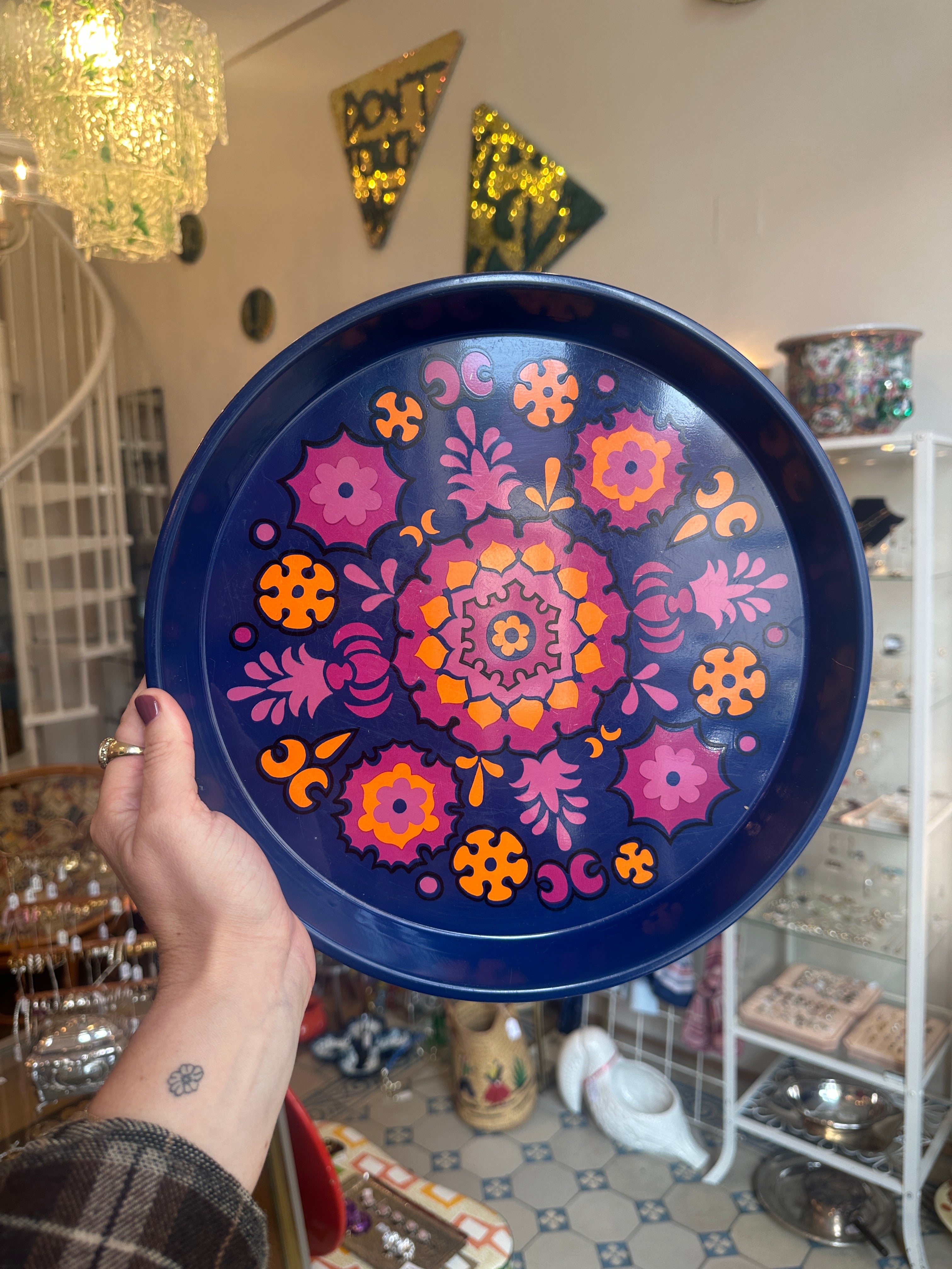 Rundes Vintage Metalltablett im Flower Power Design