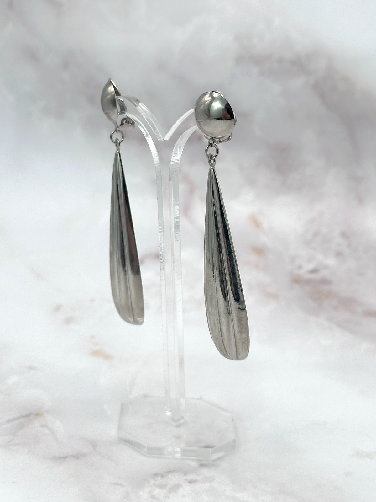 Lange Ohrclips aus silberfarbenem Metall mit gerillter Tropfenform