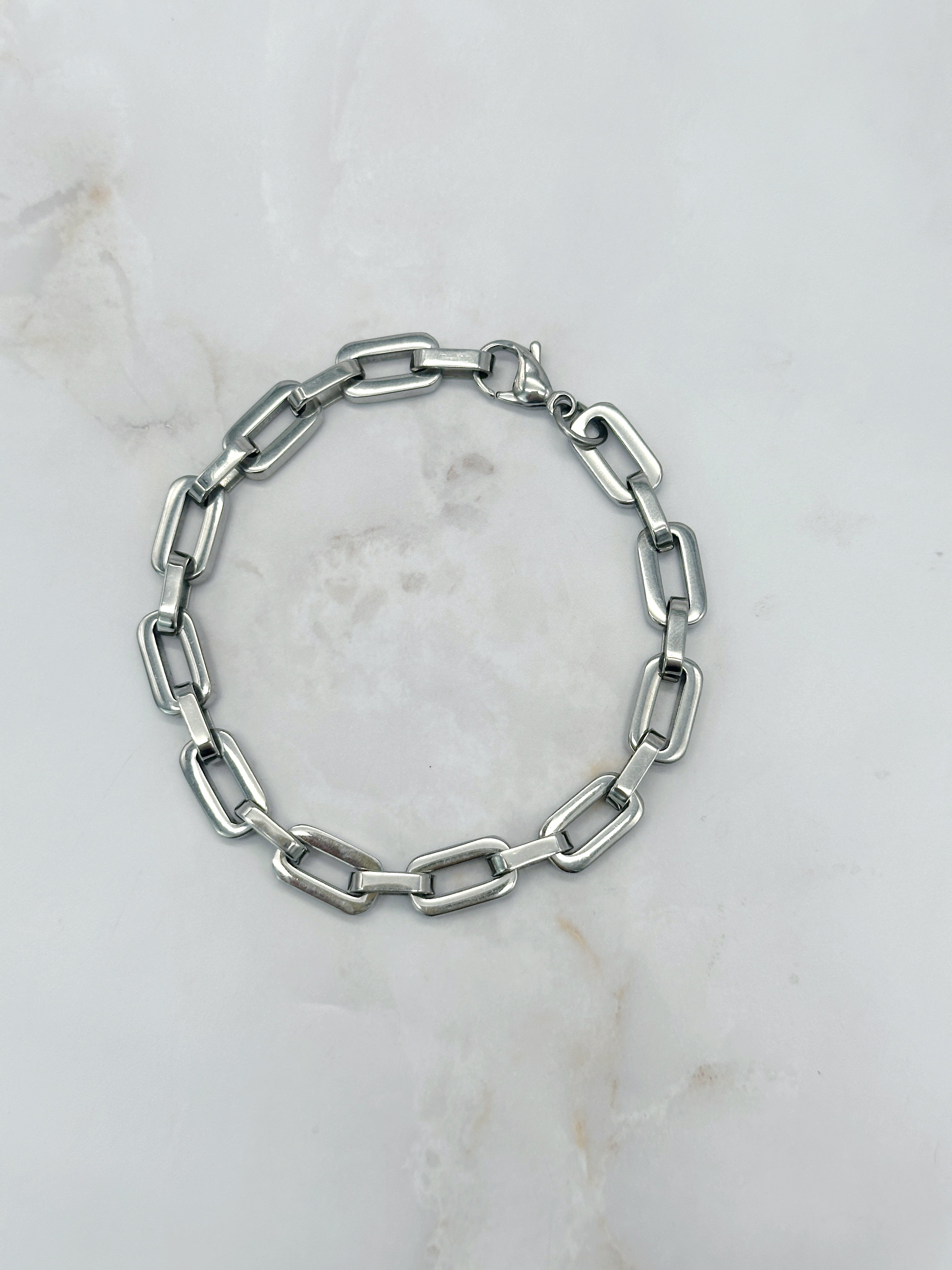 Silberfarbenes Armband mit länglichen Gliedern
