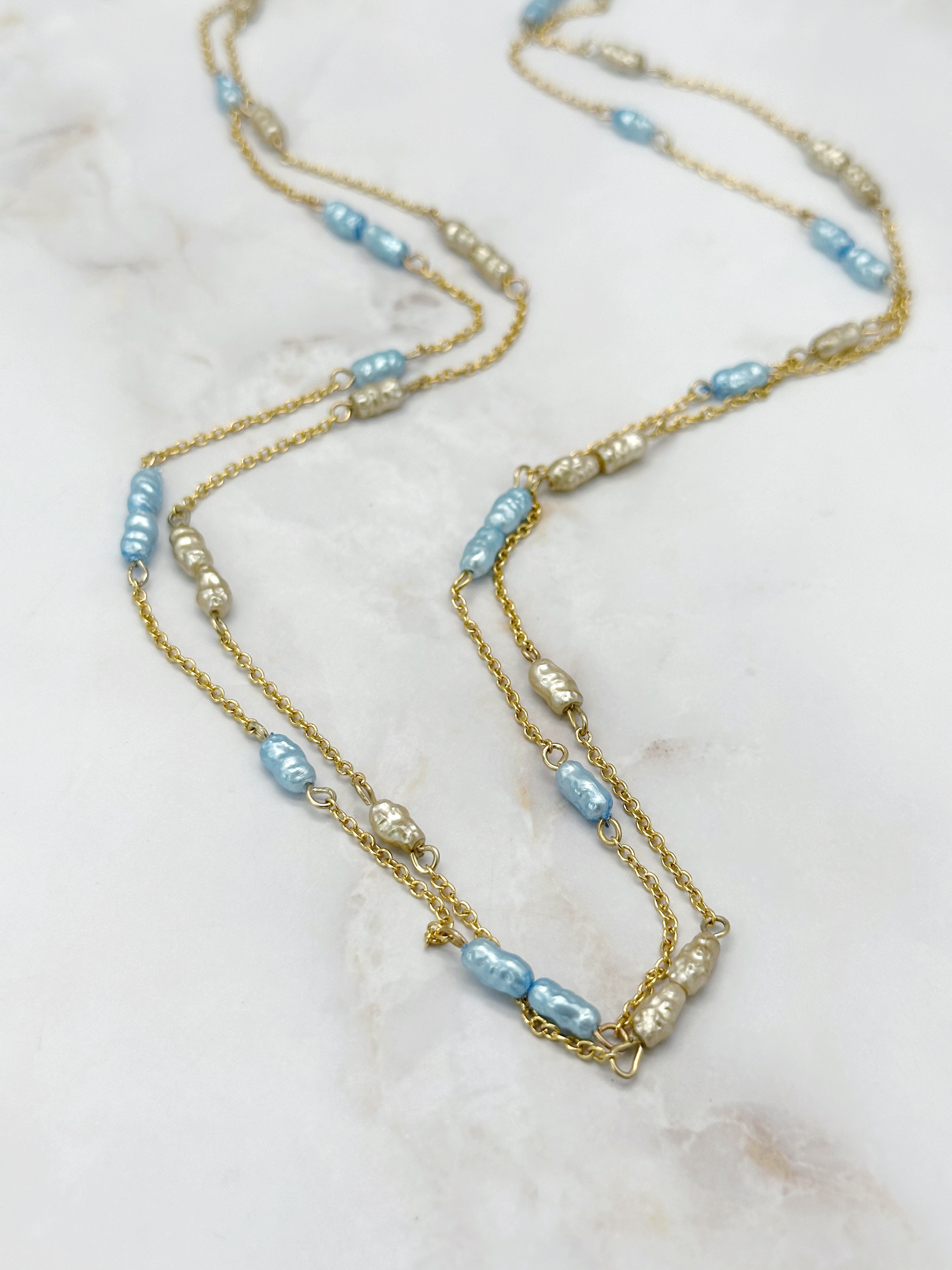 Lange Vintage Halskette mit Imitationsperlen in Champagner oder Blau