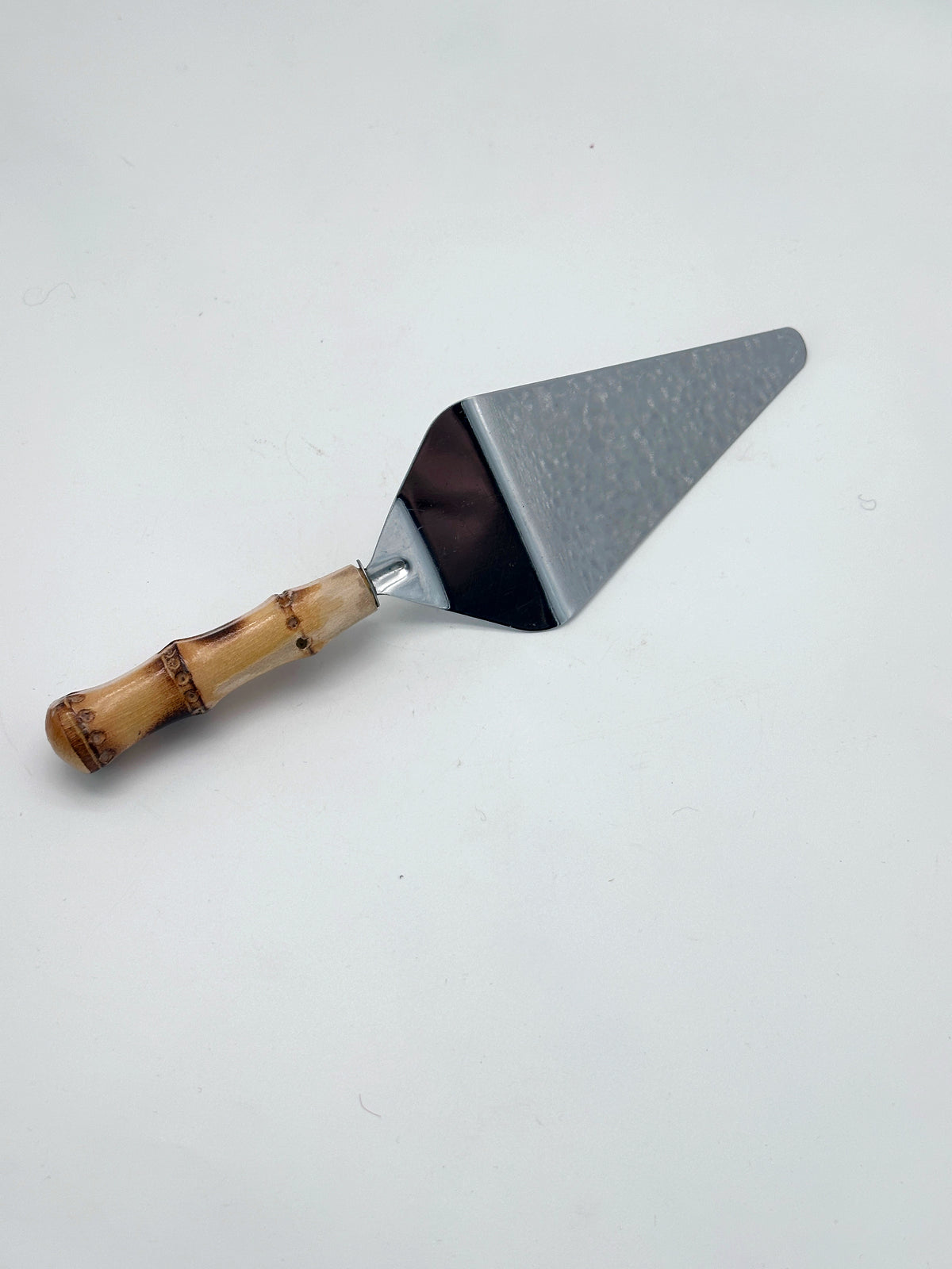 Mid-Century-Tortenheber aus Chrom mit Bambusgriff in Box um 1950