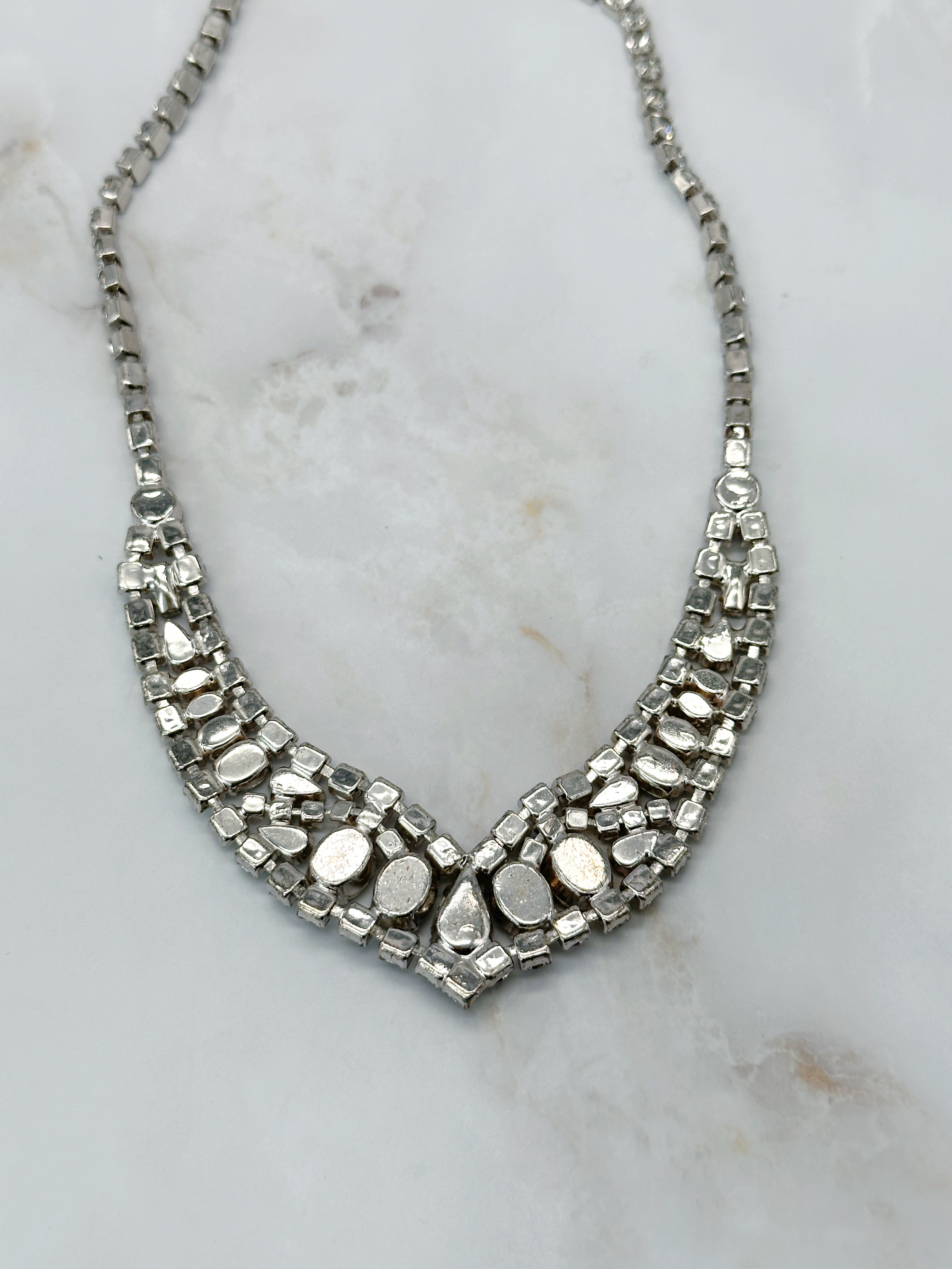 Besonderes Strass Collier mit ovalen und tropfenförmigen Steinen