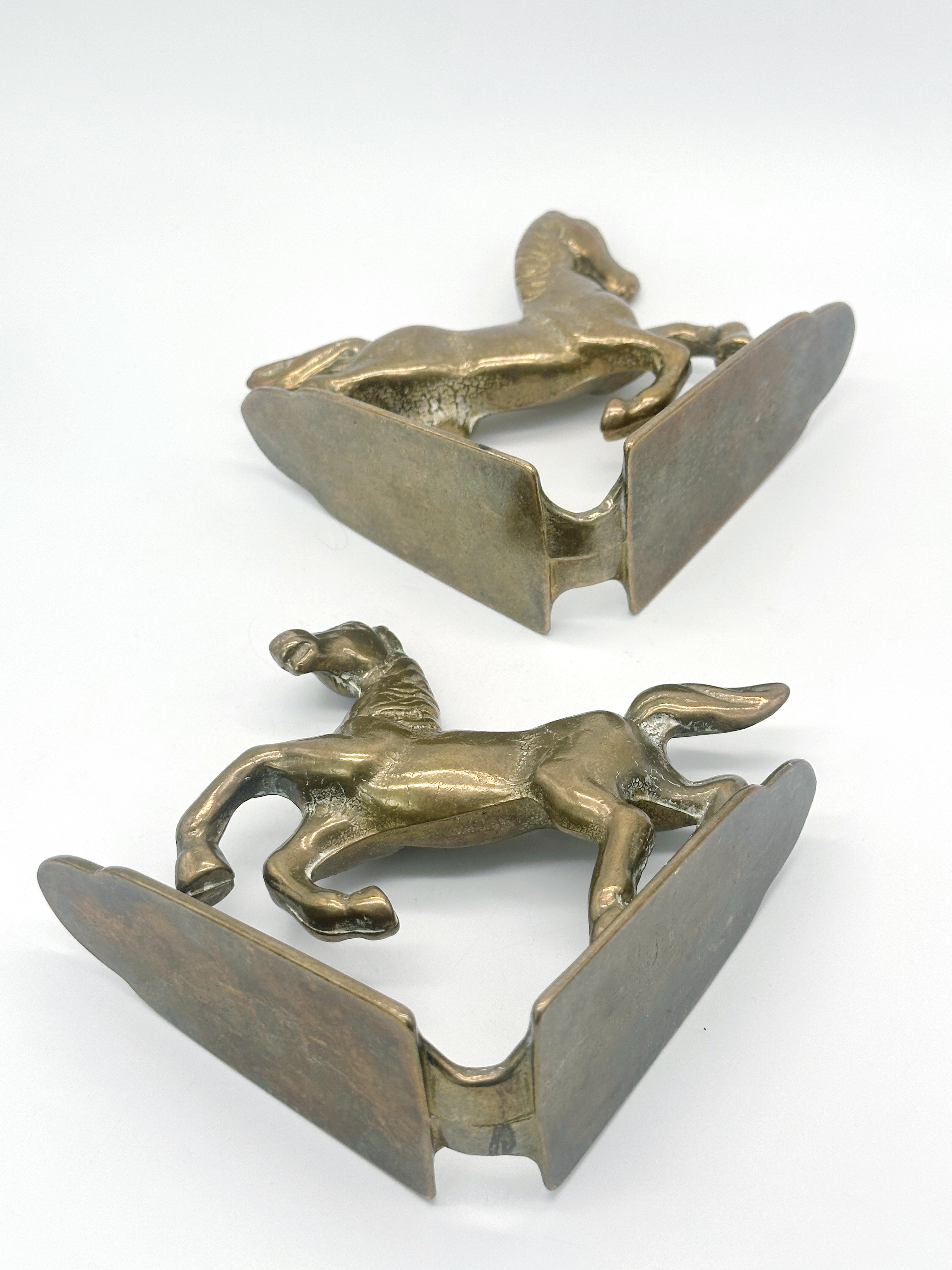 Edle Vintage Buchstützen aus Messing mit steigenden Pferden