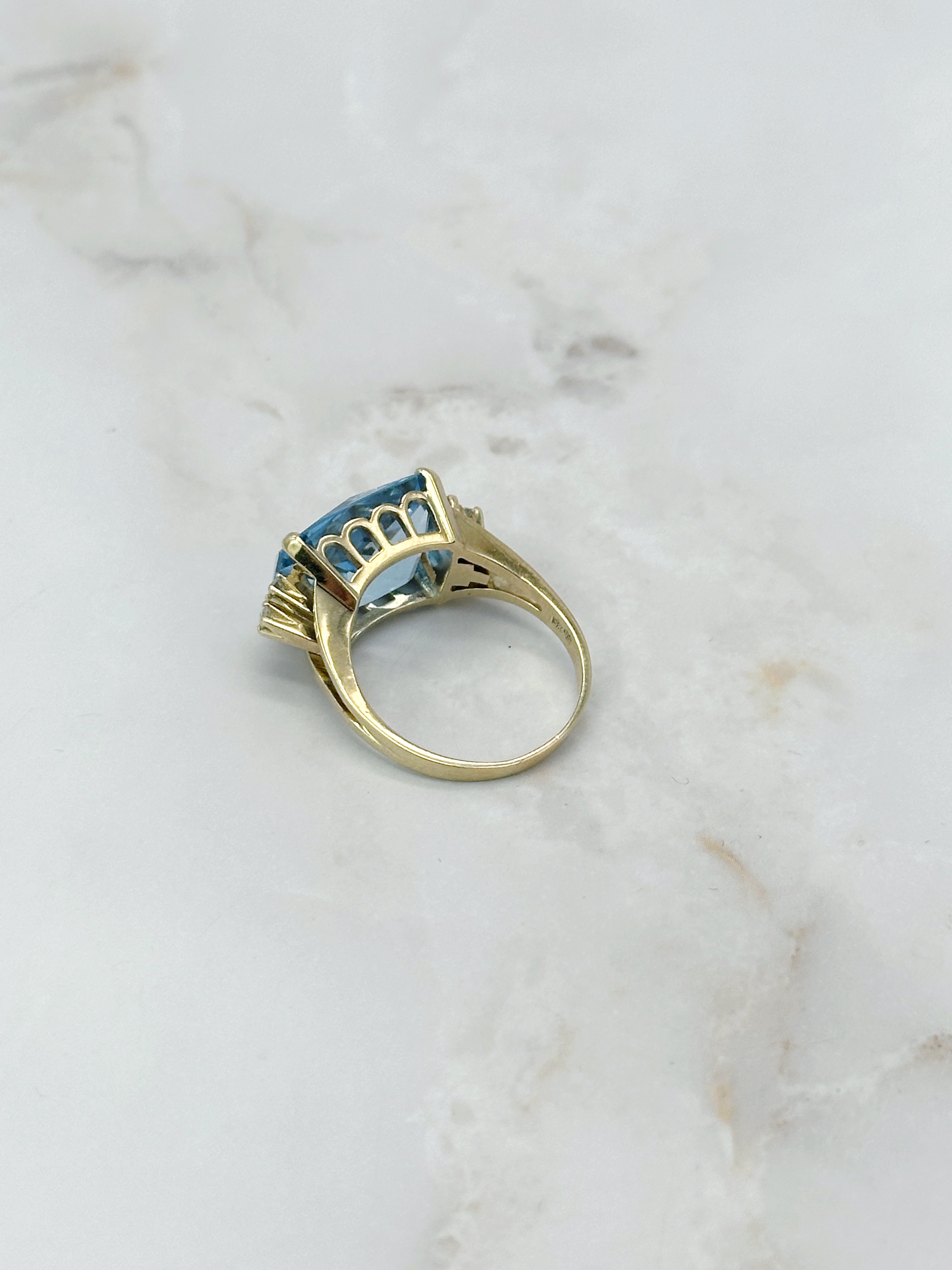 Vintage Ring in 585 Gelbgold mit synthetischem Spinell und Brillanten