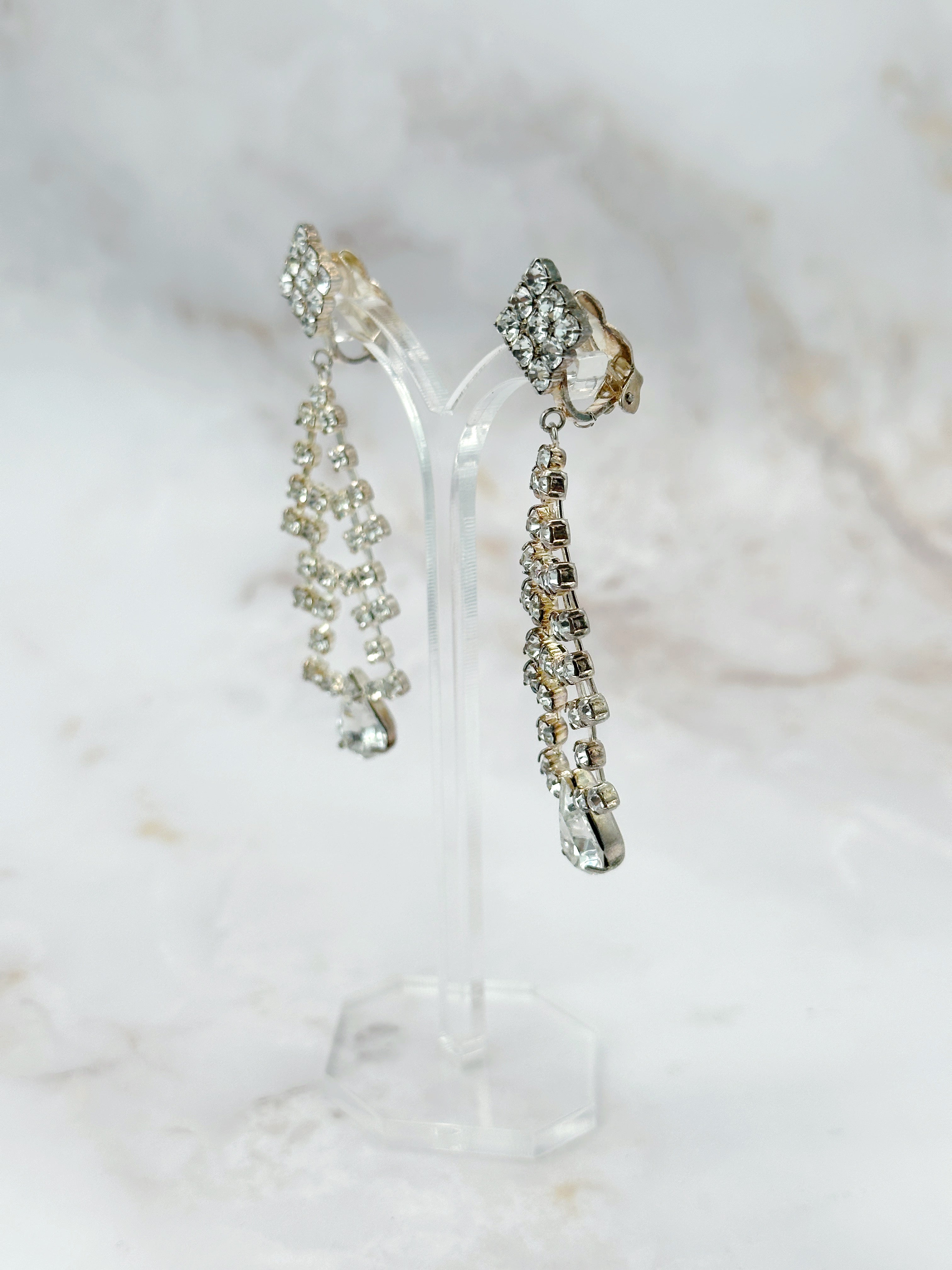Lange Strass Ohrclips in Zickzackform mit Tropfenstein