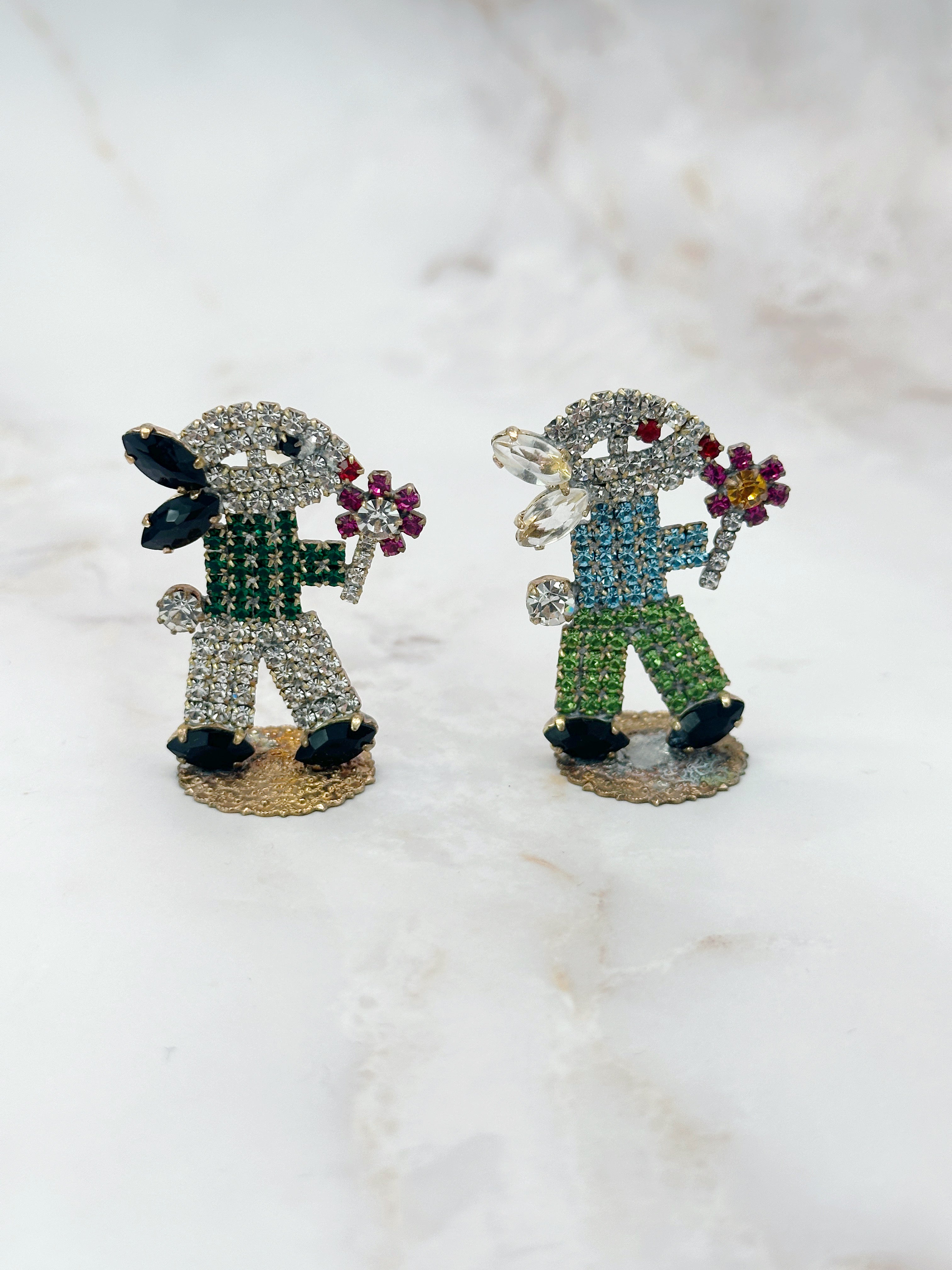 Handgefertigter Gablonzer Hase mit bunten Kristallen und pinker Blume