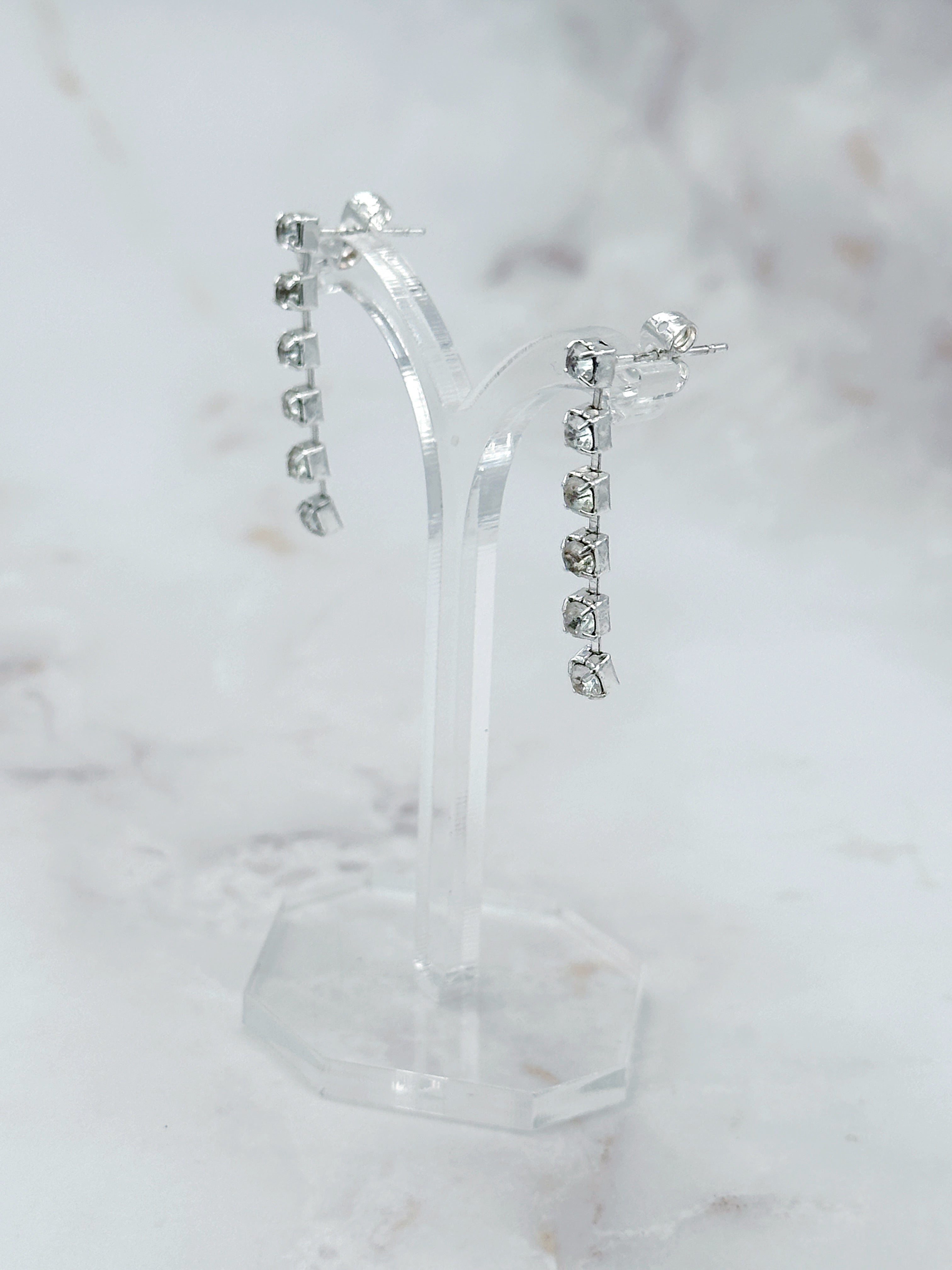 Silberfarbene Strass Ohrstecker mit feinem hängendem Detail