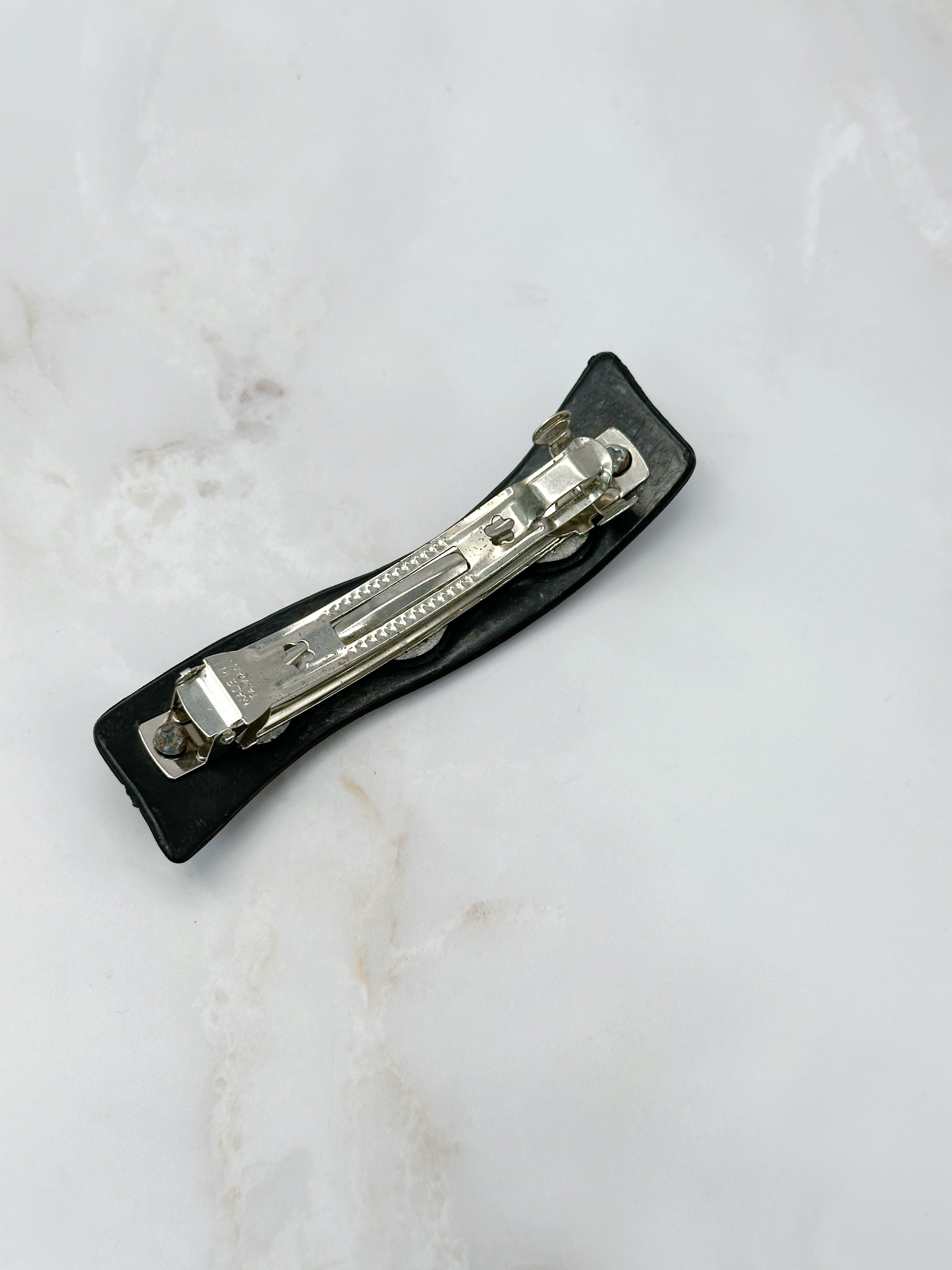 Sparkling wave-shaped hair clip with rhinestones