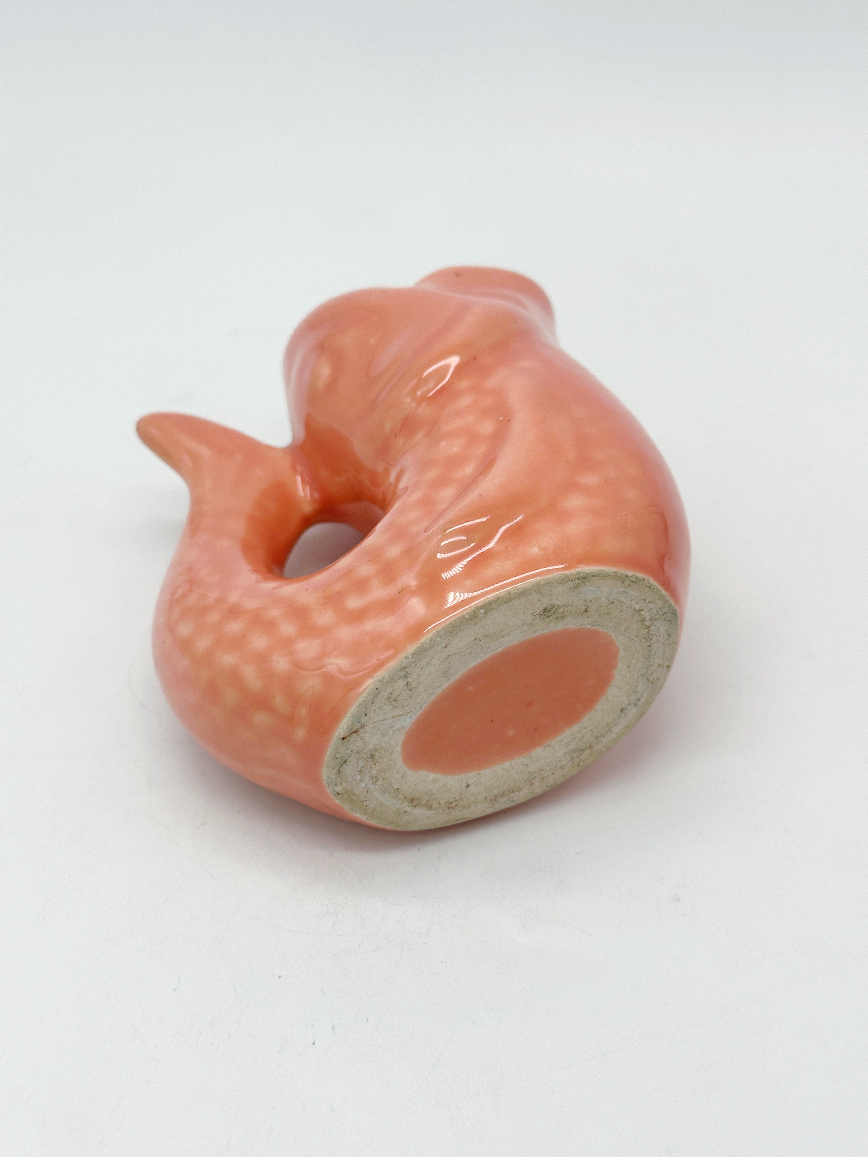 Korallenfarbene Keramikvase in Fischform