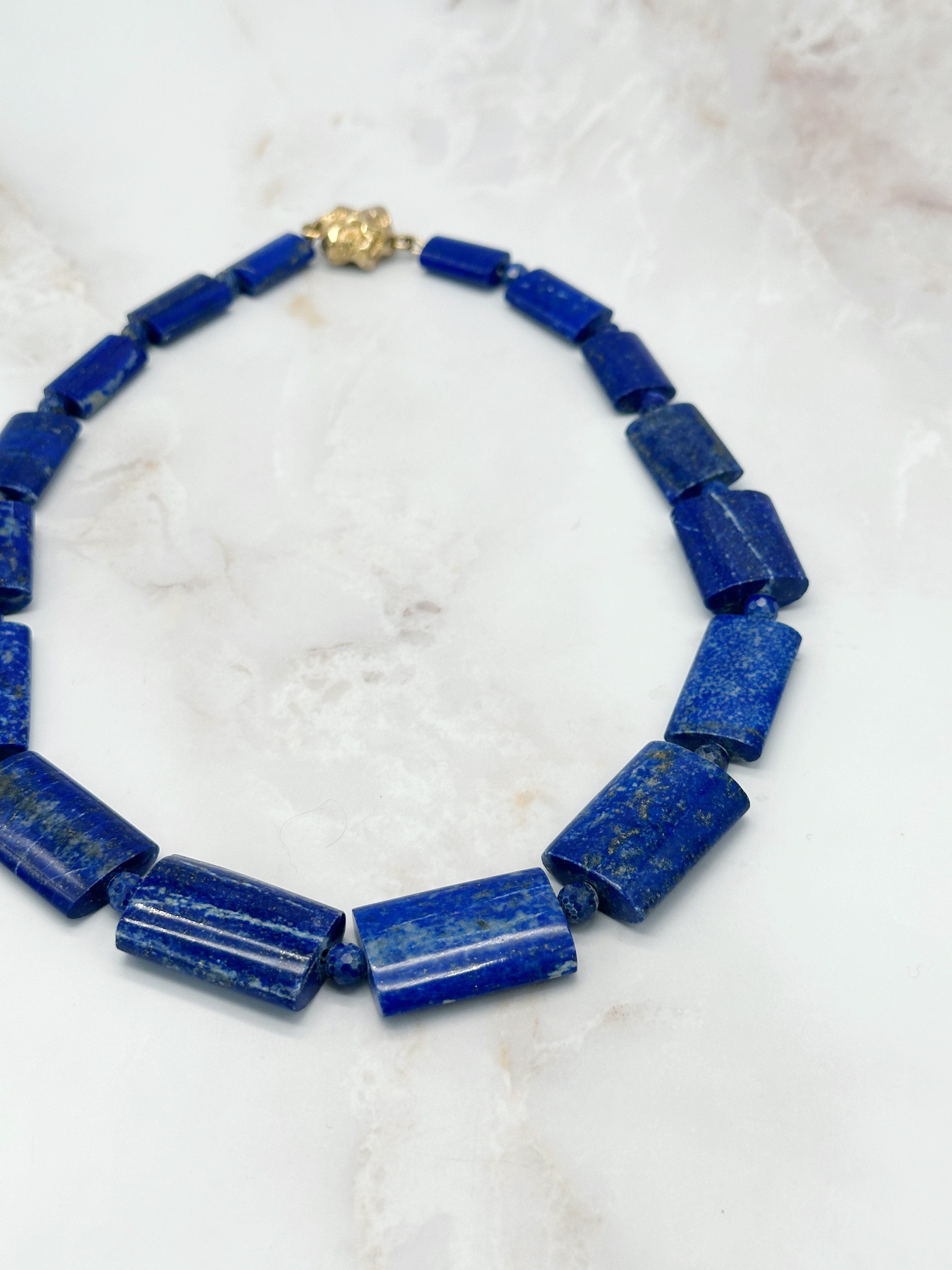 Ausgefallene Halskette mit Lapislazuli-Elementen und Magnetverschluss