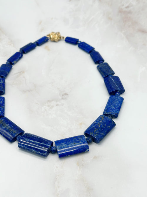 Ausgefallene Halskette mit Lapislazuli-Elementen und Magnetverschluss