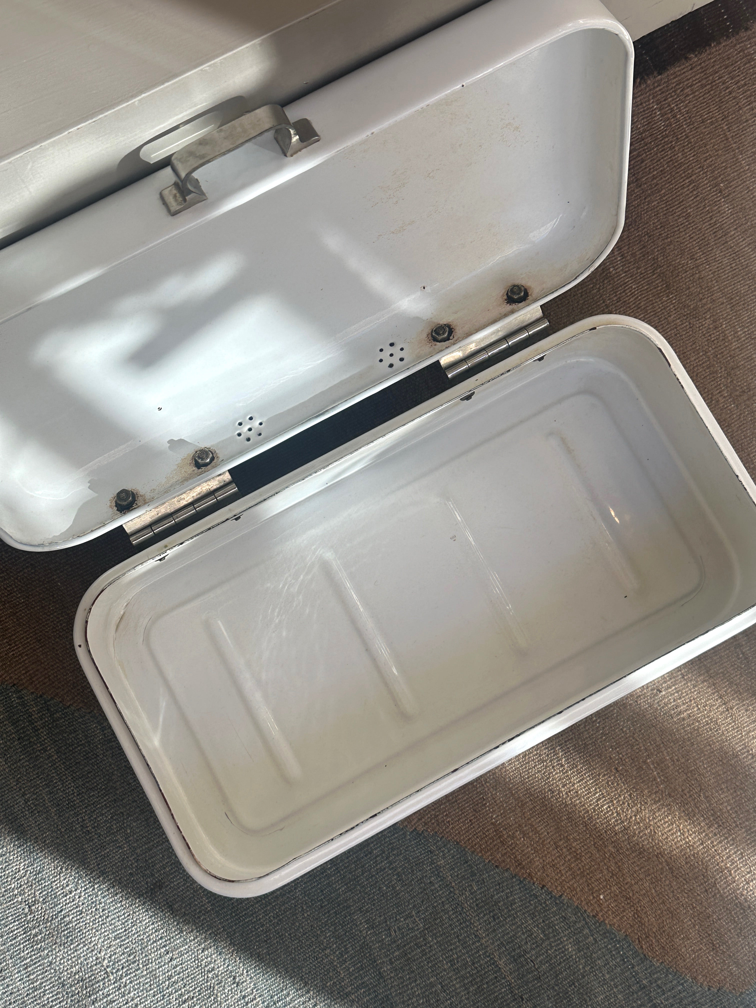 Klassischer Vintage Brotkasten aus weißem Emaille