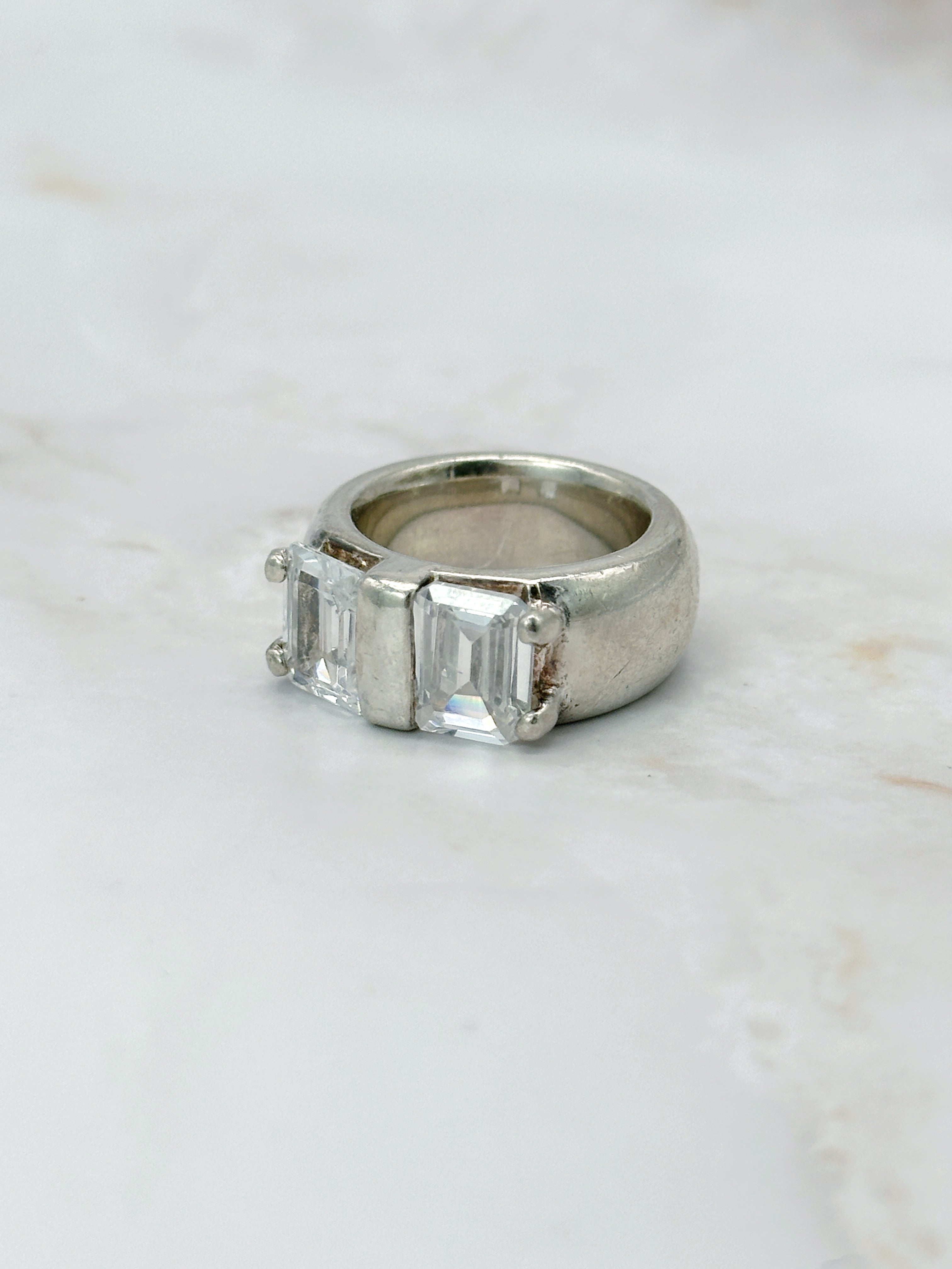 Eleganter Statement-Ring mit Zirkonia im Smaragdschliff