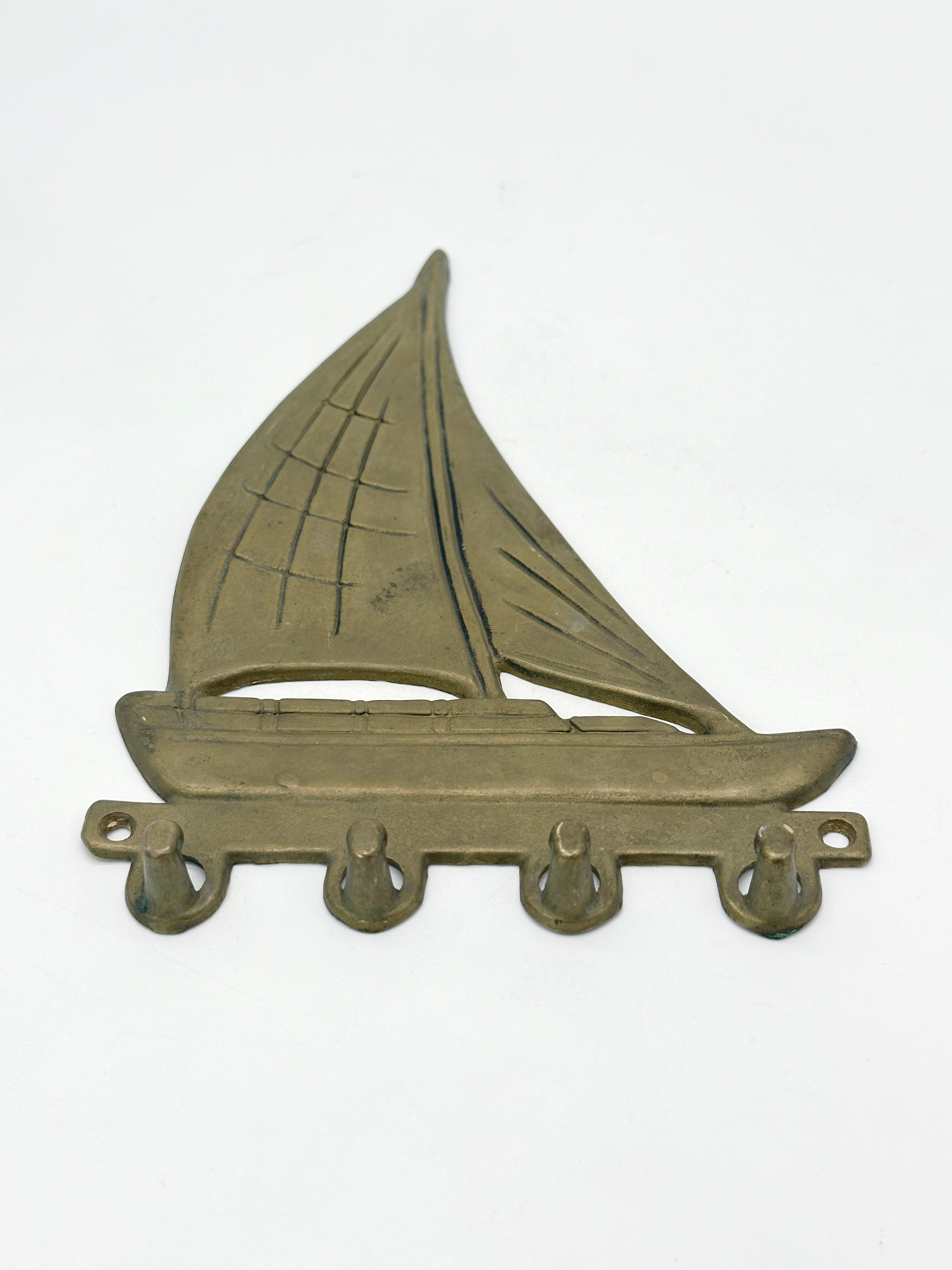Schlüsselbrett aus Messing in Segelbootform