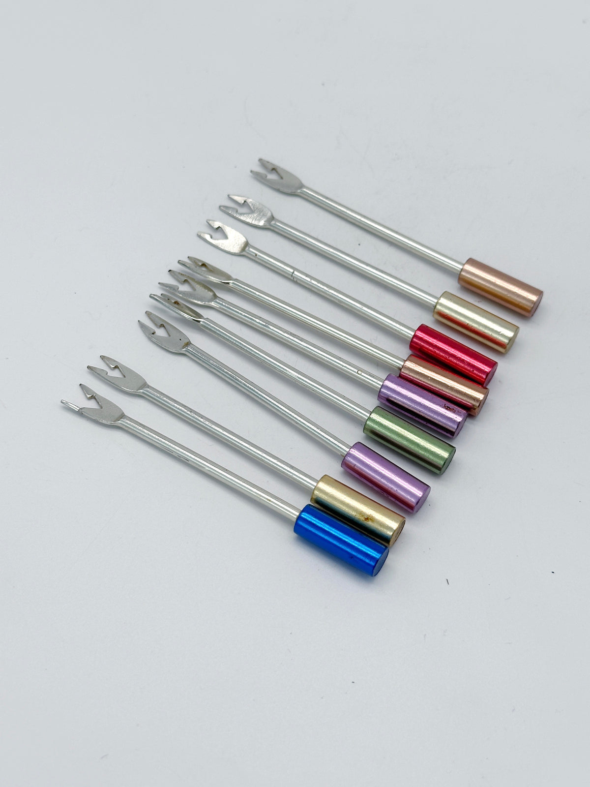 Vintage Cocktailspießchen mit bunten Aluminiumgriffen – 9 Stück