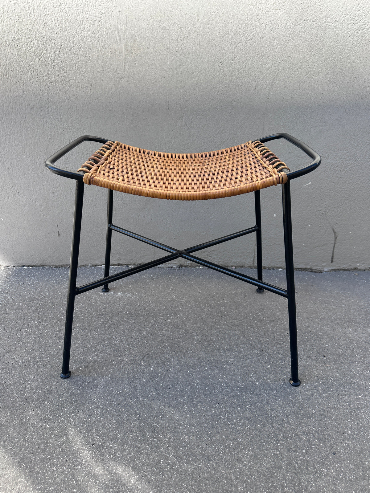 Mid-Century Hocker mit Rattansitz und schwarzem Metallgestell