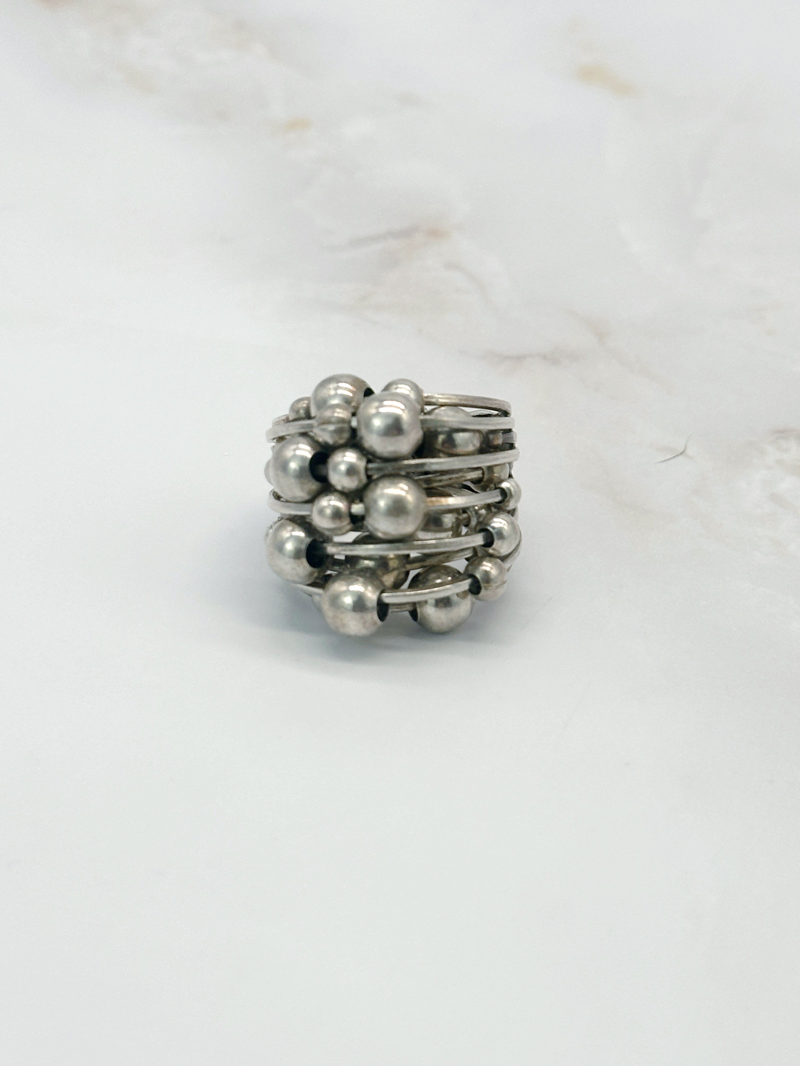 Massiver Vintage Silberring mit Kugelmotiv im modernen Design