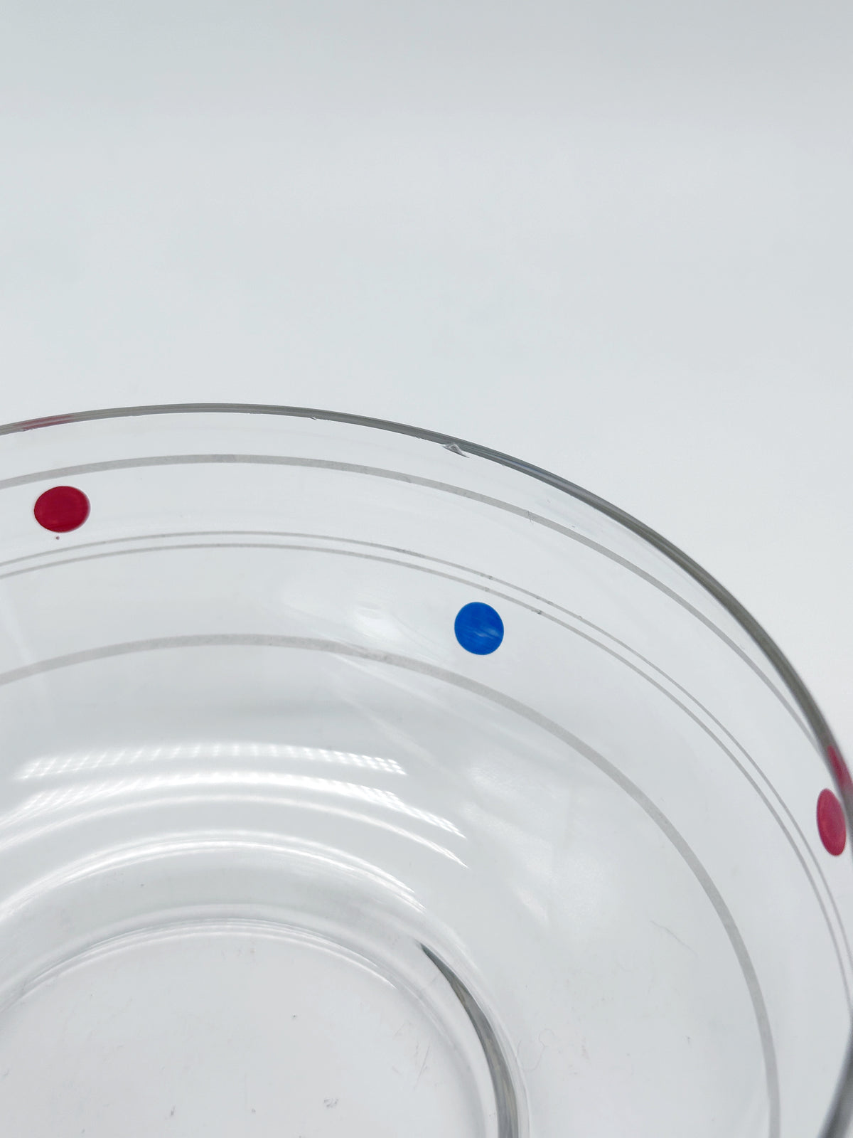 Vintage Deckeldose / Bonboniere aus Glas mit blau-roten Punkten um 1950