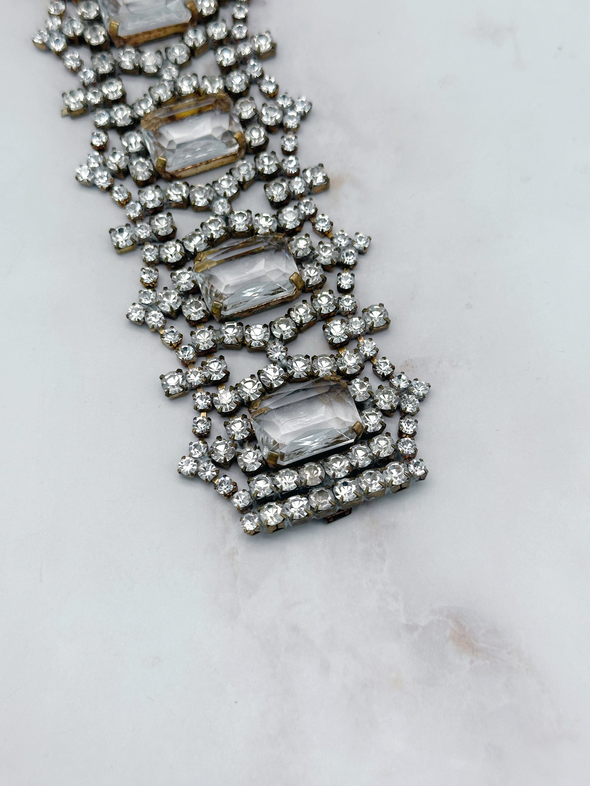 Breites Gablonzer Statement-Armband mit eckigen Glaskristallen