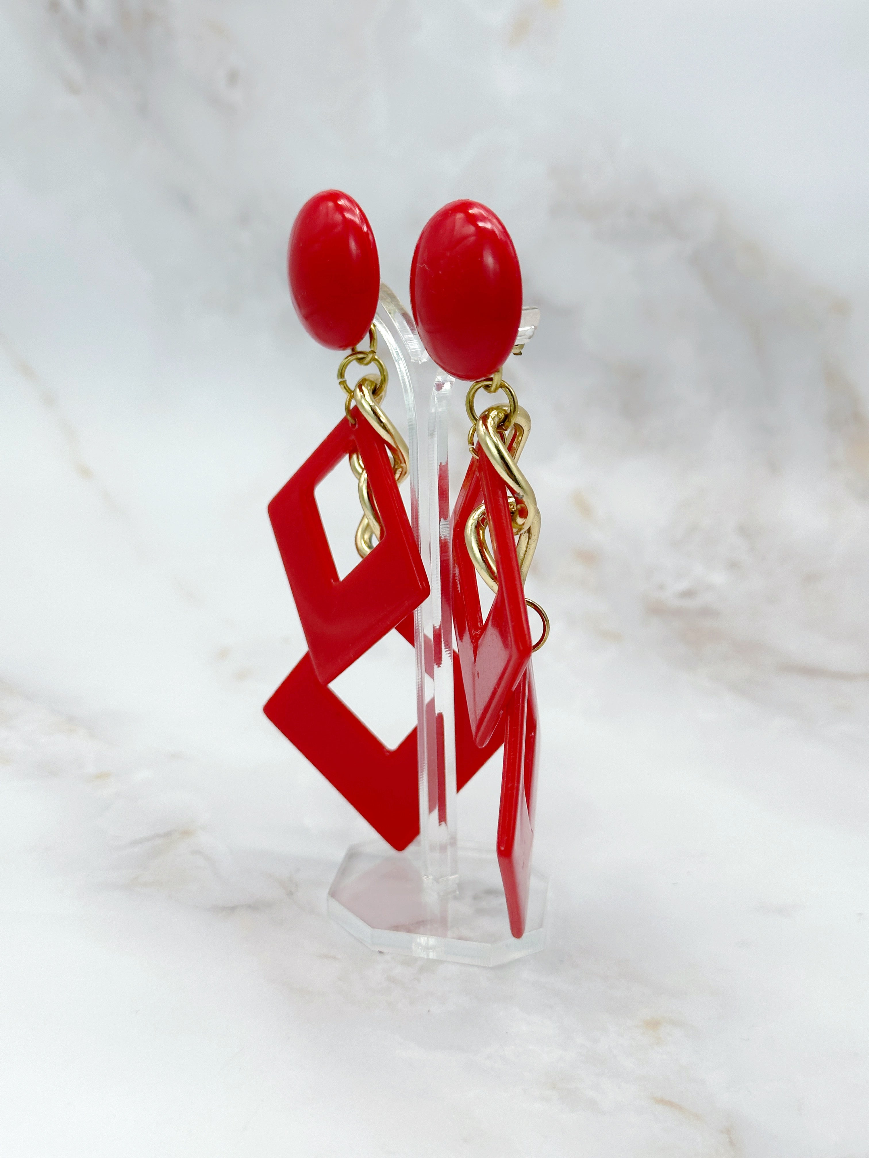 Vintage Ohrclips mit rotem Lucite und geometrischen Elementen