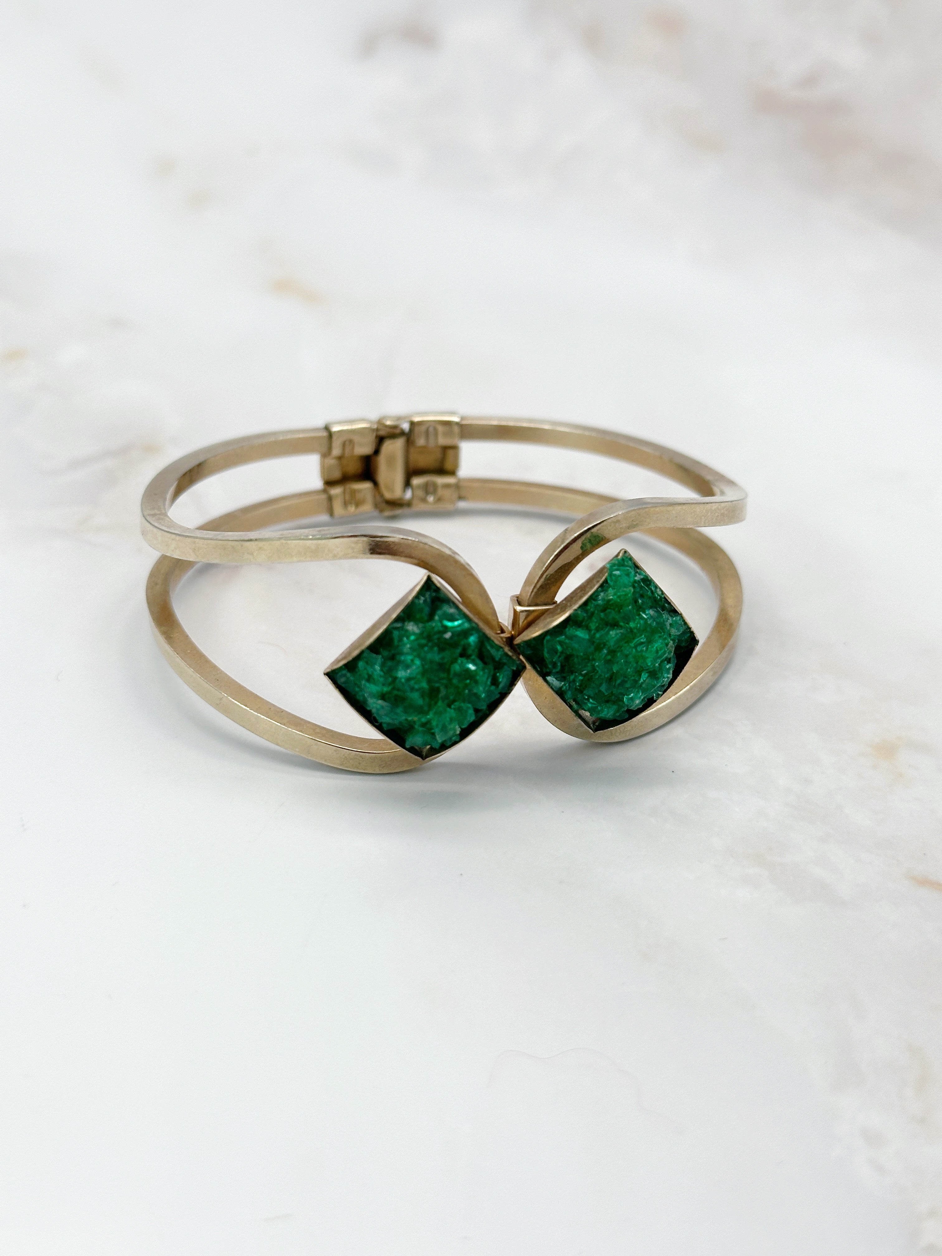 Vergoldete Vintage Armspange mit smaragdgrünen eckigen Elementen