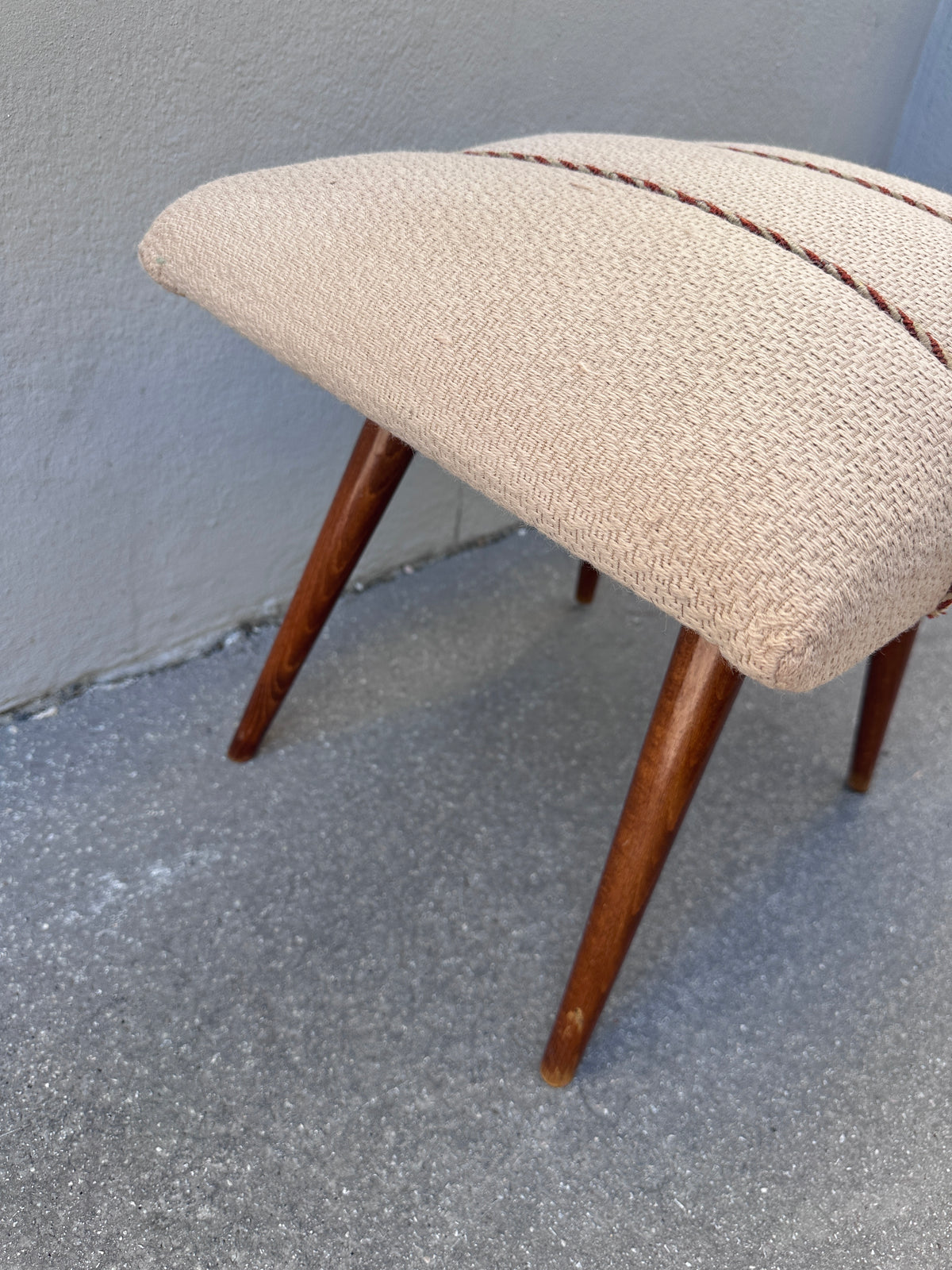 Mid-Century Hocker mit Bouclé-Bezug in Hellbeige/Rosé