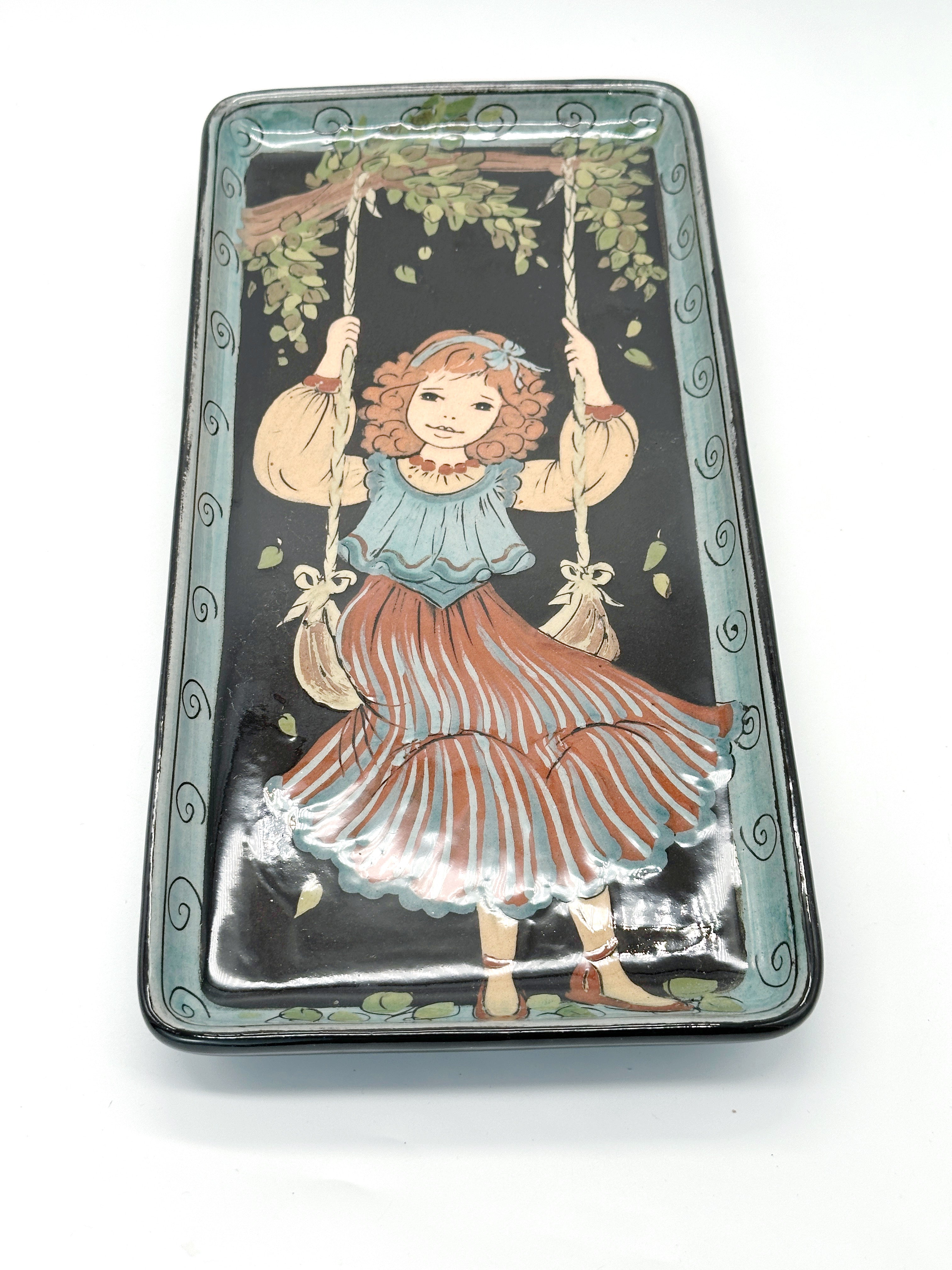Vintage Servierplatte mit Mädchenmotiv Rheinfelder Handarbeit um 1950