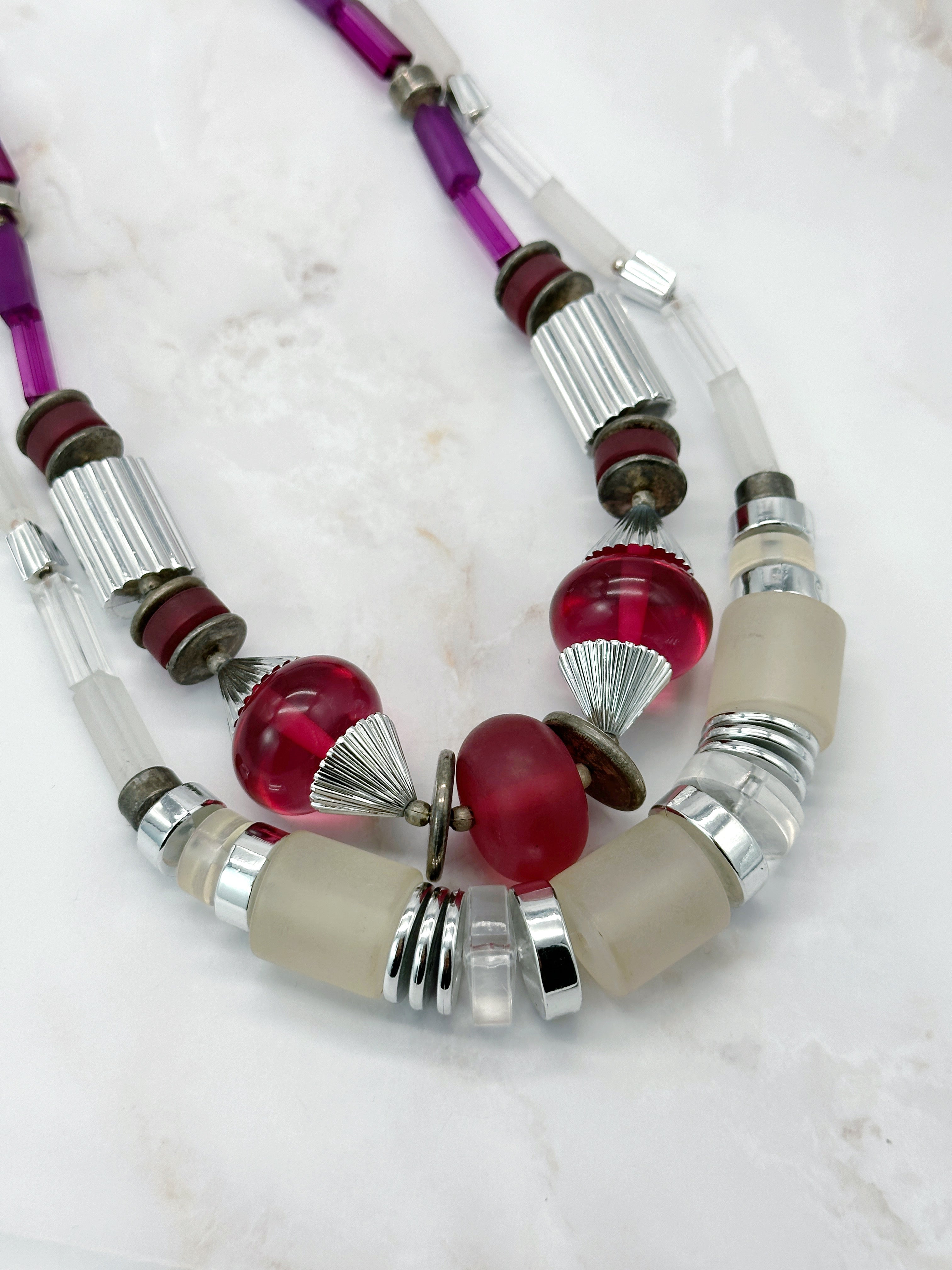 Lange Halskette mit Glaselementen in Lila oder Transparent