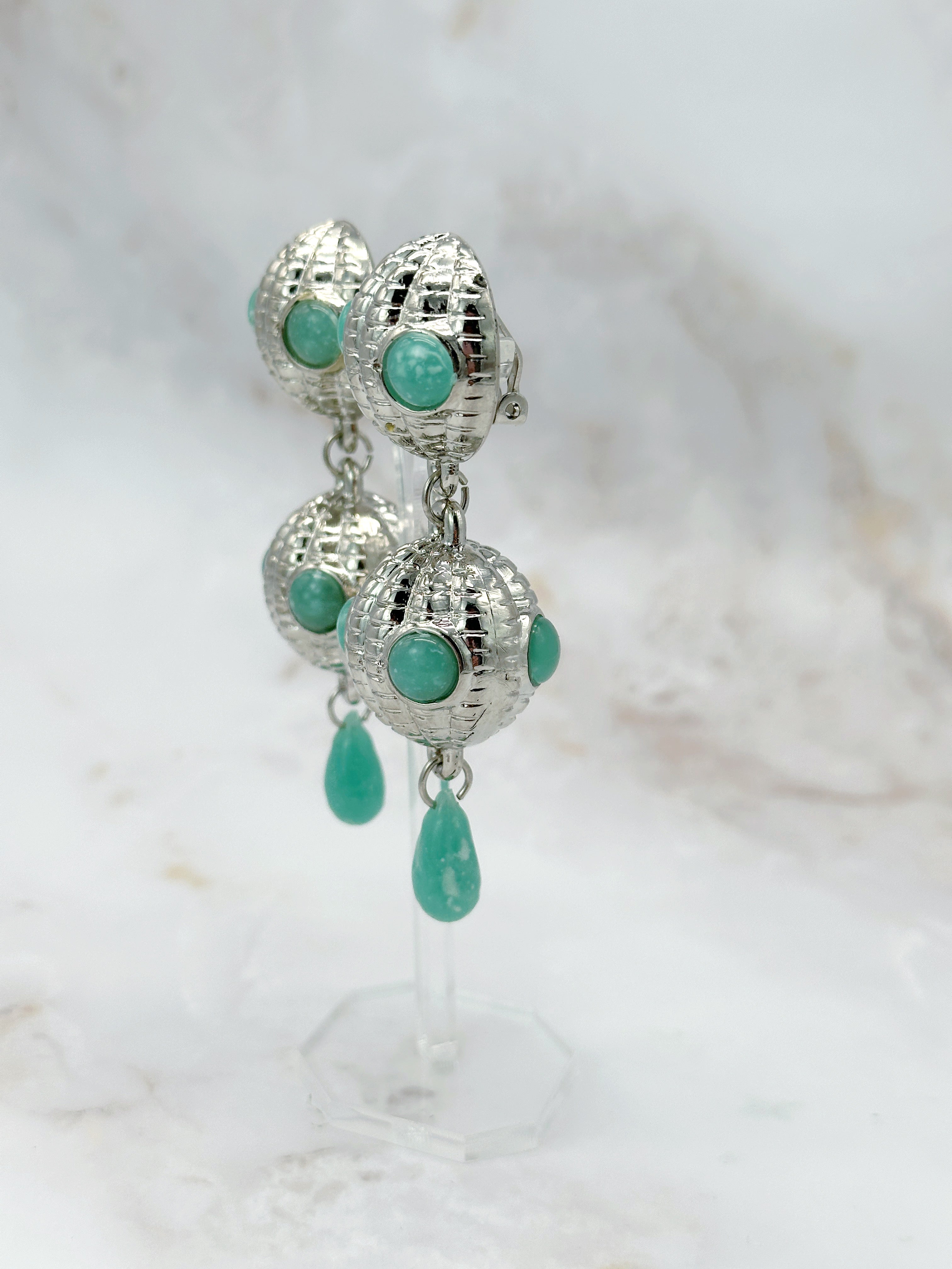 Statement Ohrclips aus silberfarbenem Metall mit grünen Cabochons