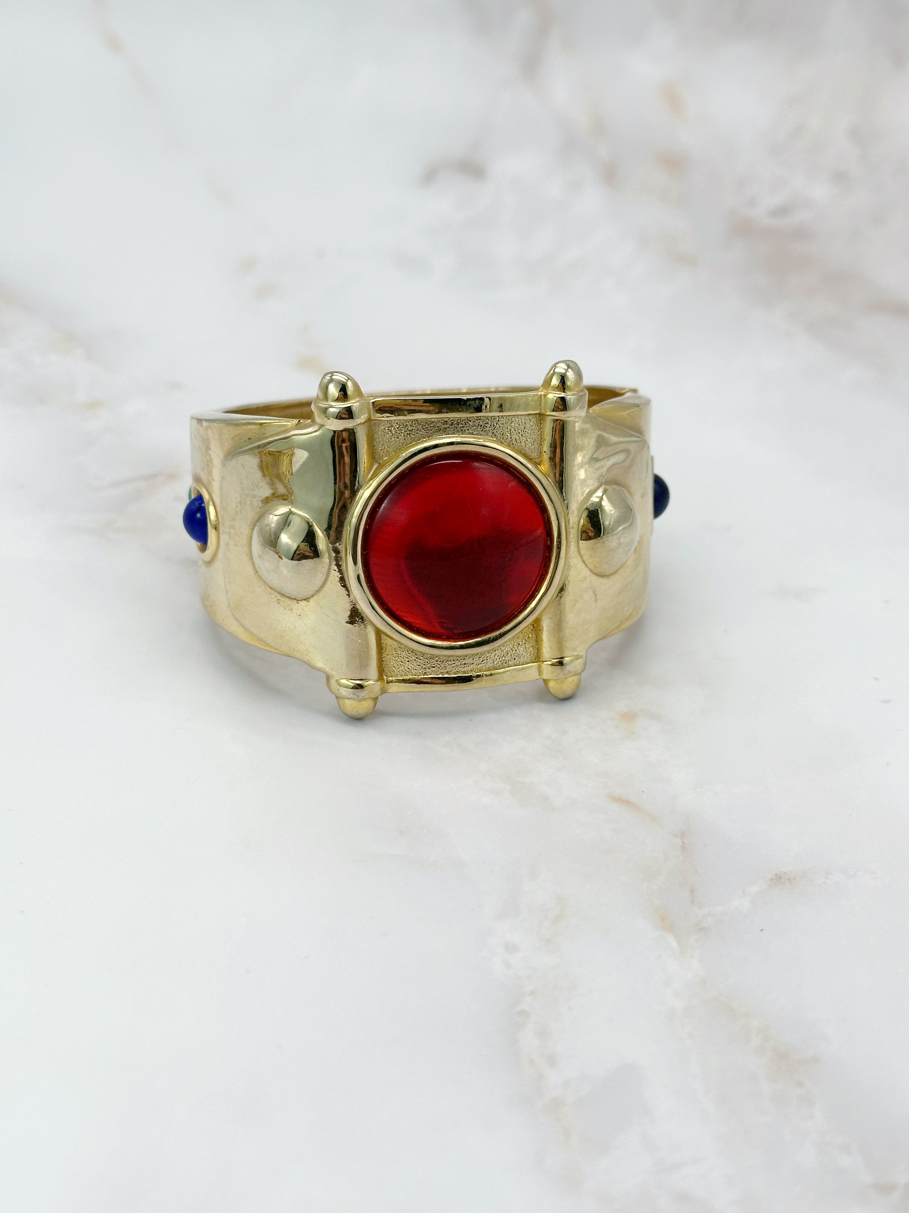 Massive 80er Jahre Armspange mit bunten Glassteinen