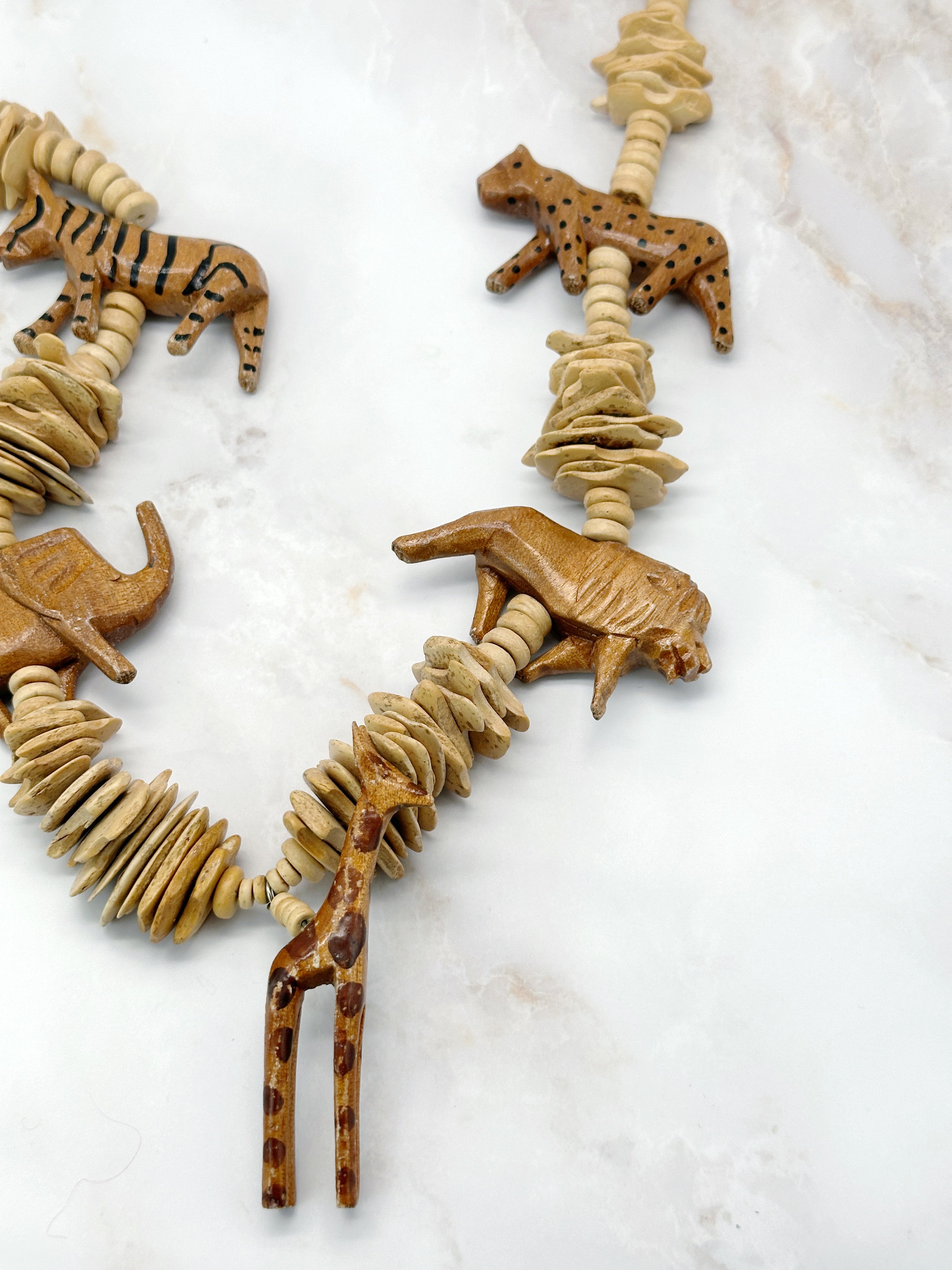 Vintage Holz-Halskette mit afrikanischen Tiermotiven im Safari-Look